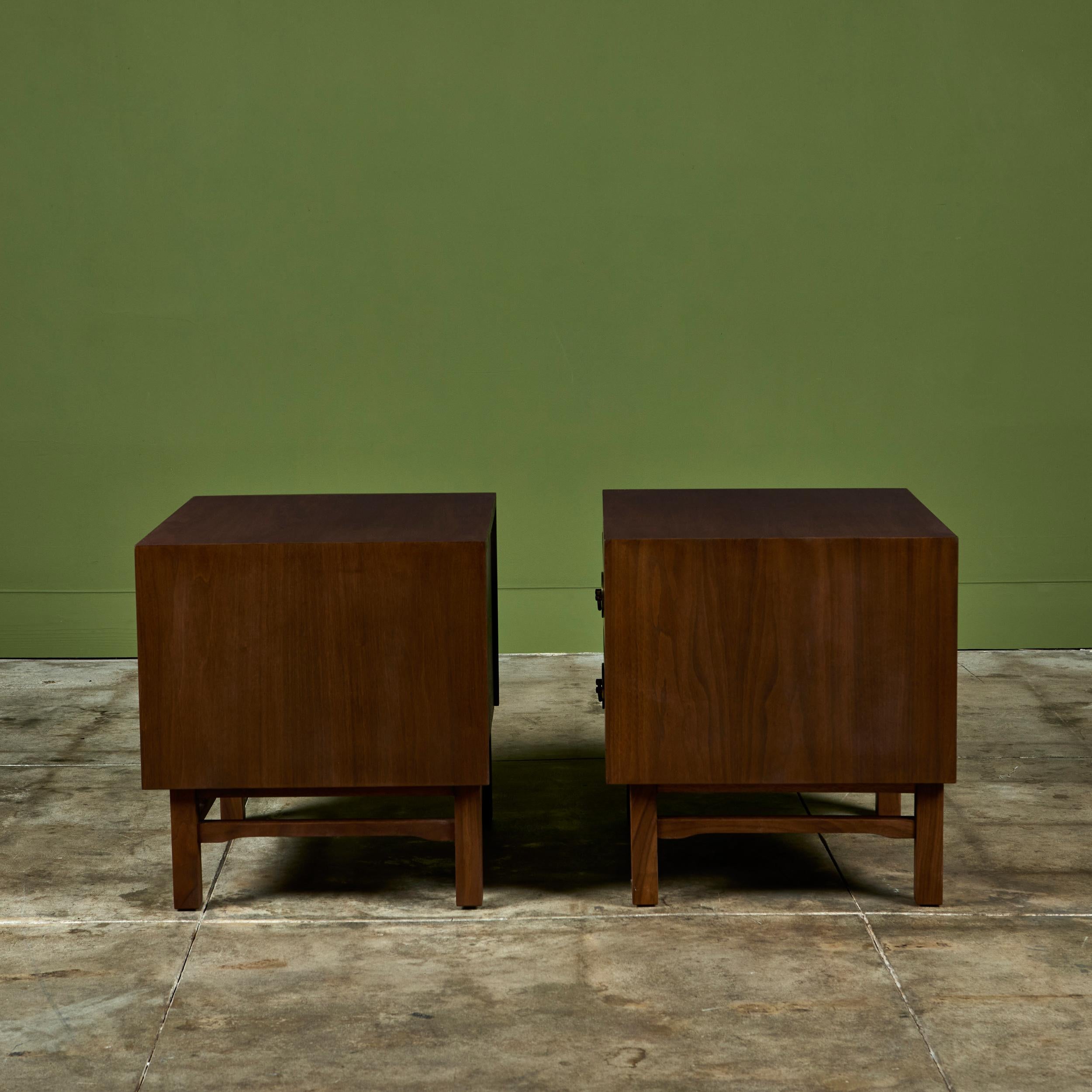 20ième siècle Paire de tables de nuit en noyer avec poignées en laiton en vente