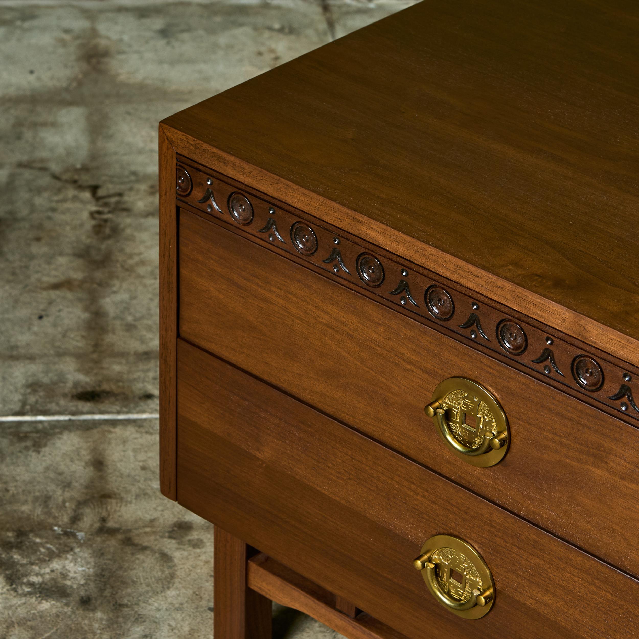 Paire de tables de nuit en noyer avec poignées en laiton en vente 2