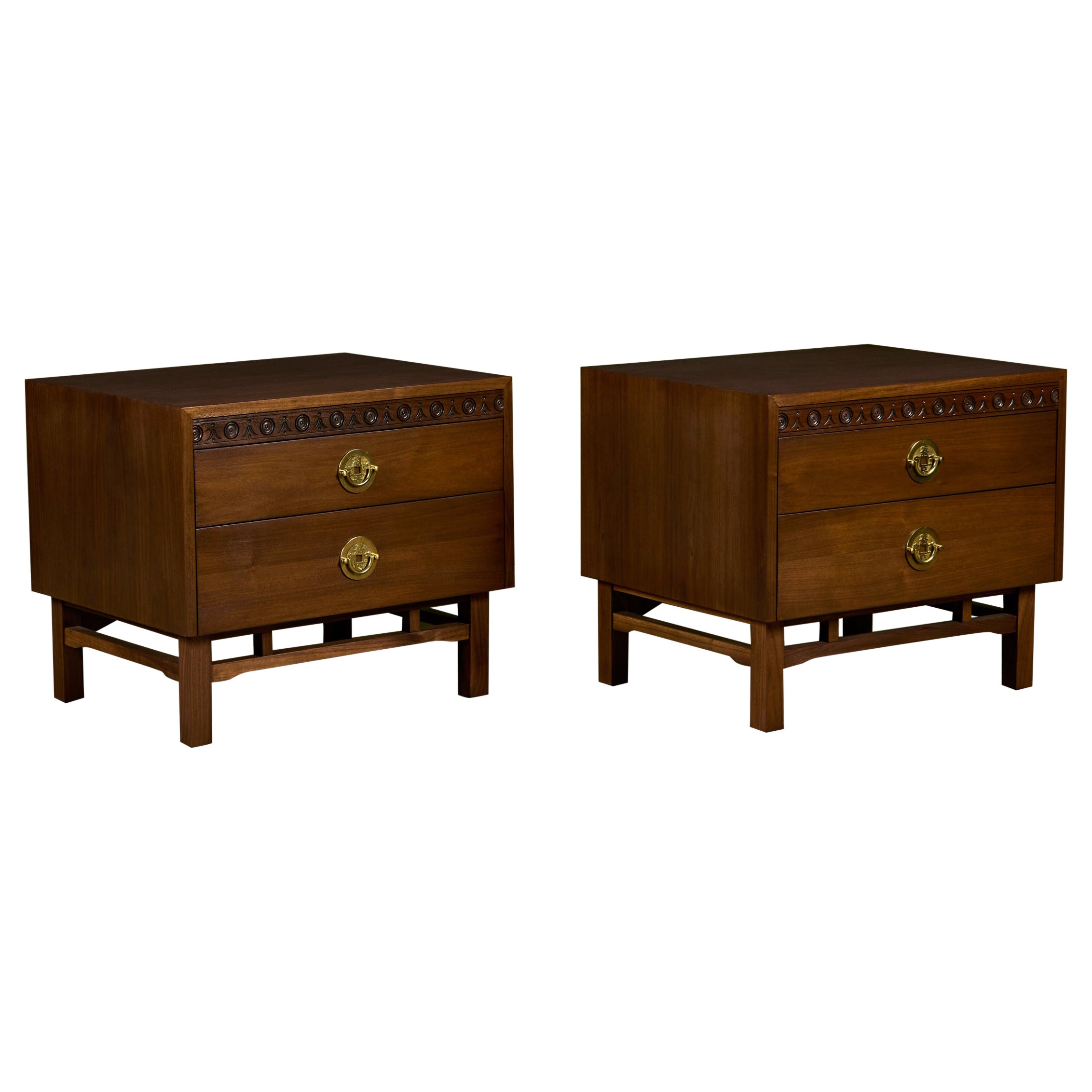 Paire de tables de nuit en noyer avec poignées en laiton en vente