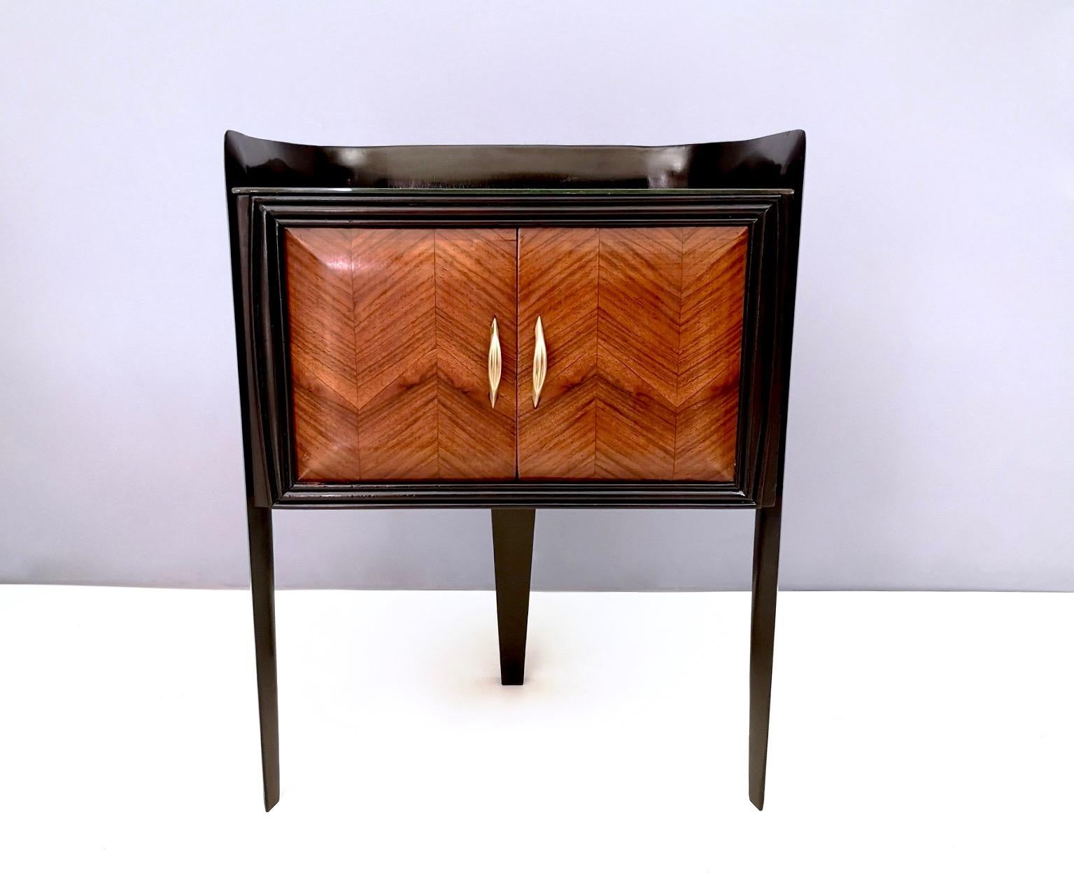Mid-20th Century Pair of Walnut Nightstands with Engraved Glass Top by Paolo Buffa, Italy 1950s