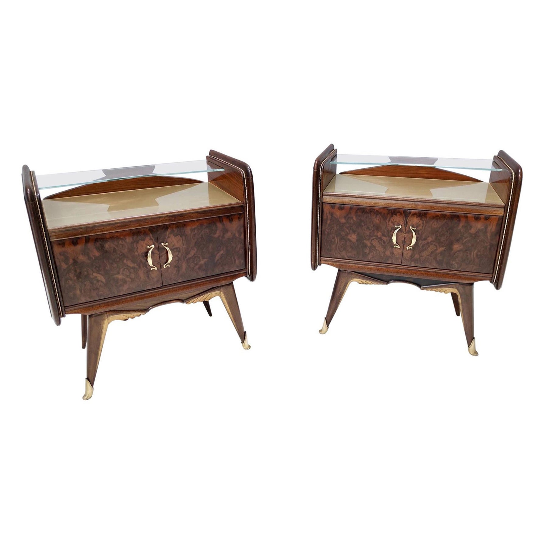 Paire de tables de nuit en noyer avec plateau en verre peint au dos, Italie
