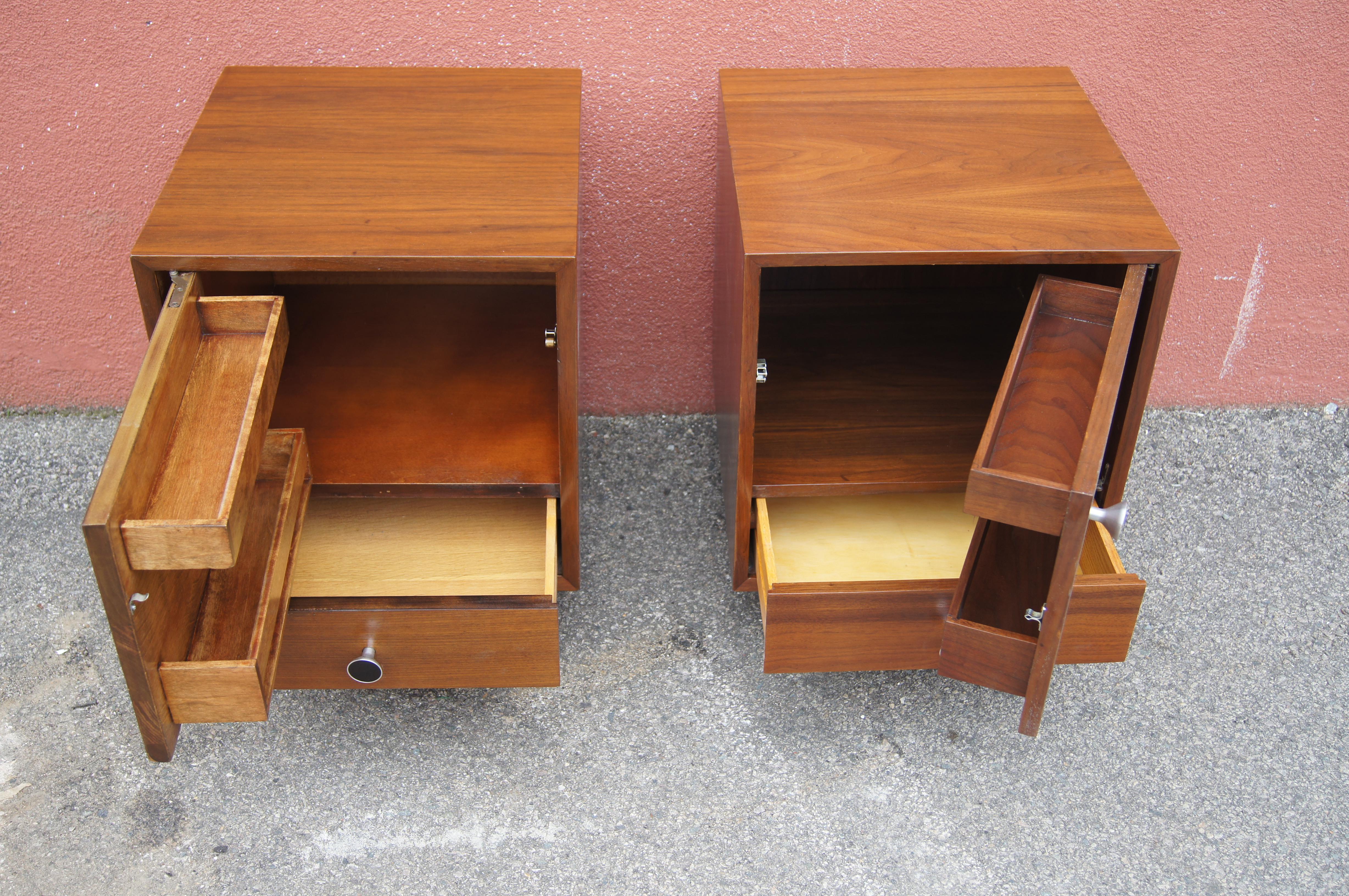 Pair of Walnut Nightstands with Hairpin Legs in the Style of George Nelson In Good Condition In Dorchester, MA