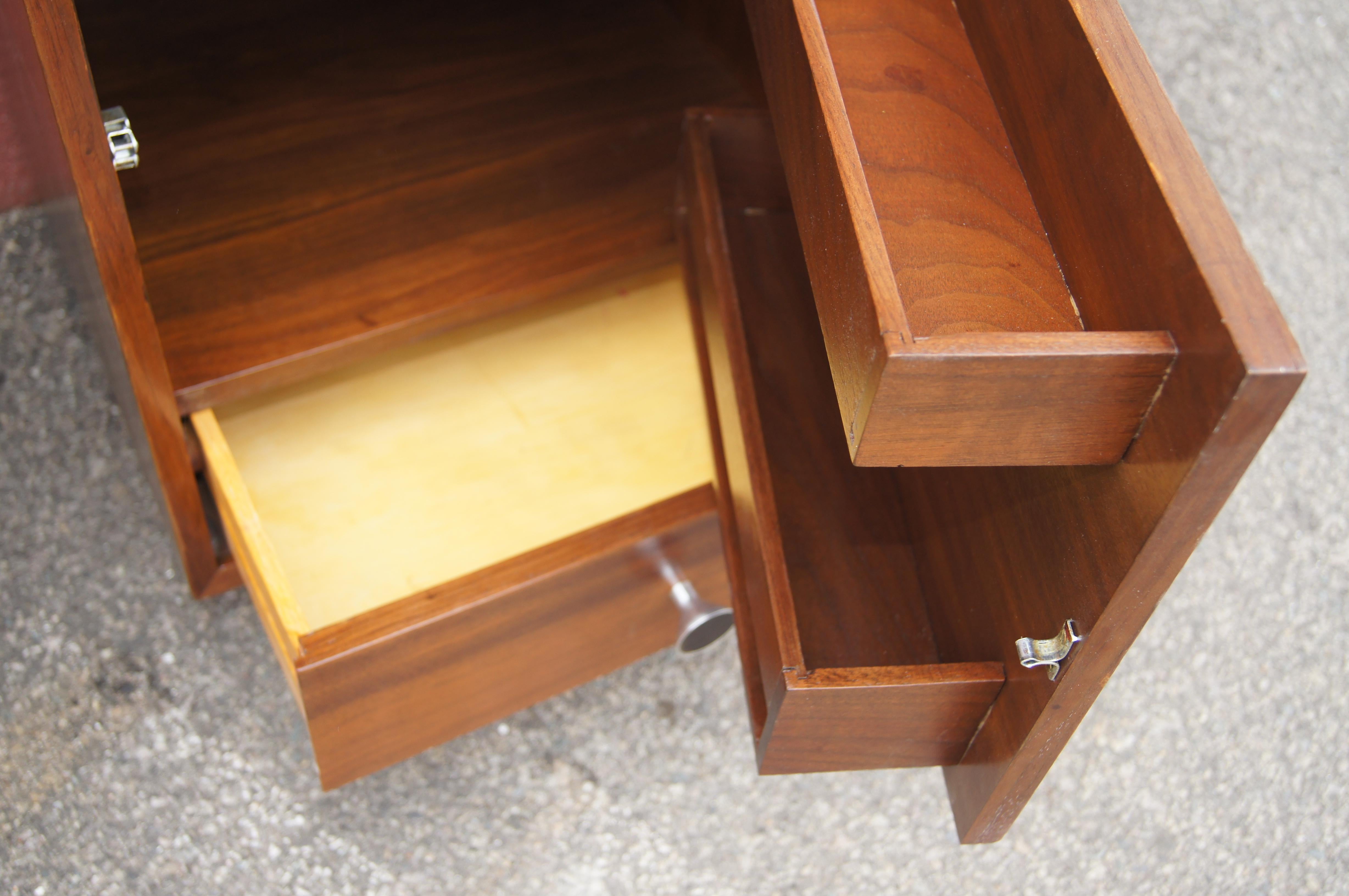 Mid-20th Century Pair of Walnut Nightstands with Hairpin Legs in the Style of George Nelson
