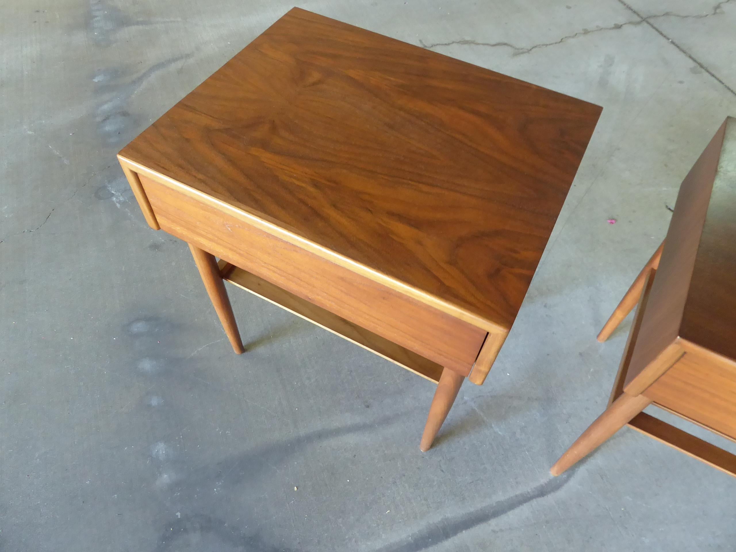 Pair of Walnut One Drawer Bedside Tables by Brown Saltman In Excellent Condition In Palm Springs, CA