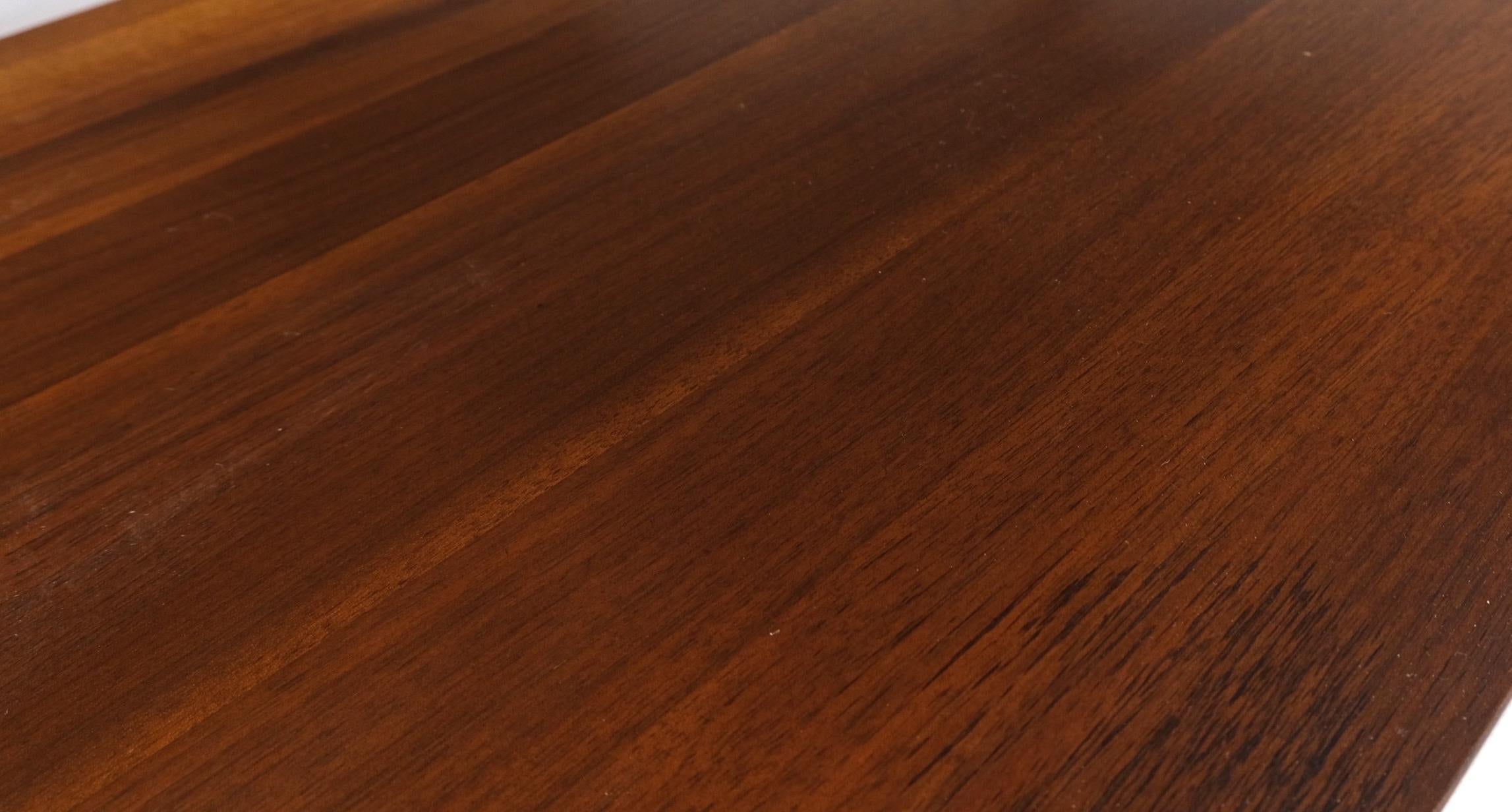 Paar rechteckige Beistelltische aus Nussbaumholz mit einer Schublade und einem unteren Regalboden in neuwertigem Zustand im Angebot 2