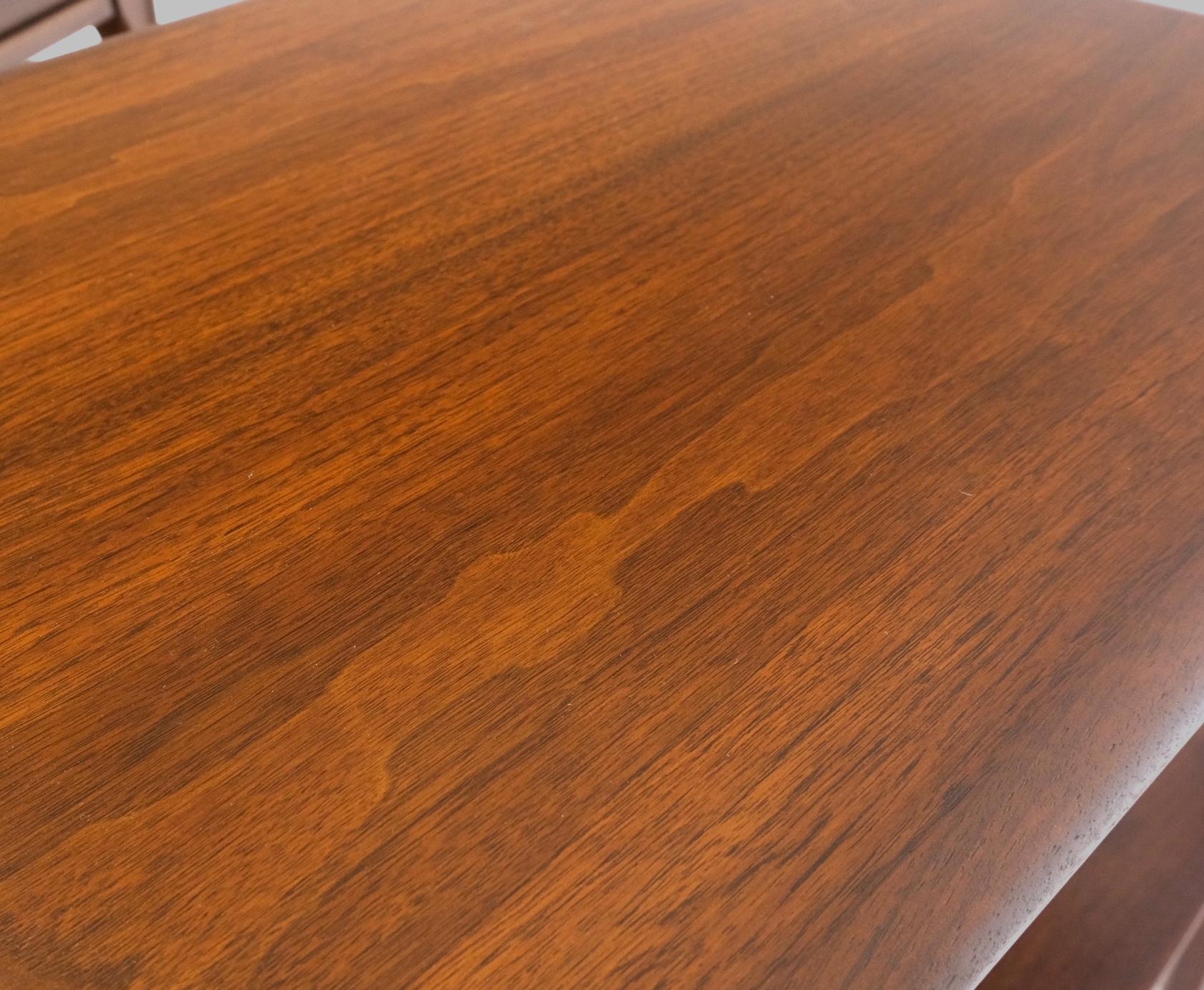 Paar rechteckige Beistelltische aus Nussbaumholz mit einer Schublade und einem unteren Regalboden in neuwertigem Zustand (amerikanisch) im Angebot
