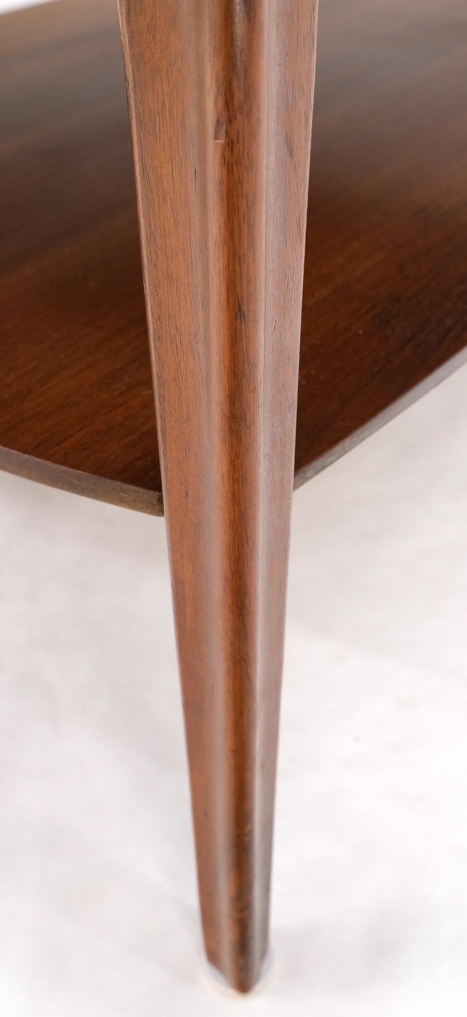 Paar rechteckige Beistelltische aus Nussbaumholz mit einer Schublade und einem unteren Regalboden in neuwertigem Zustand (Lackiert) im Angebot