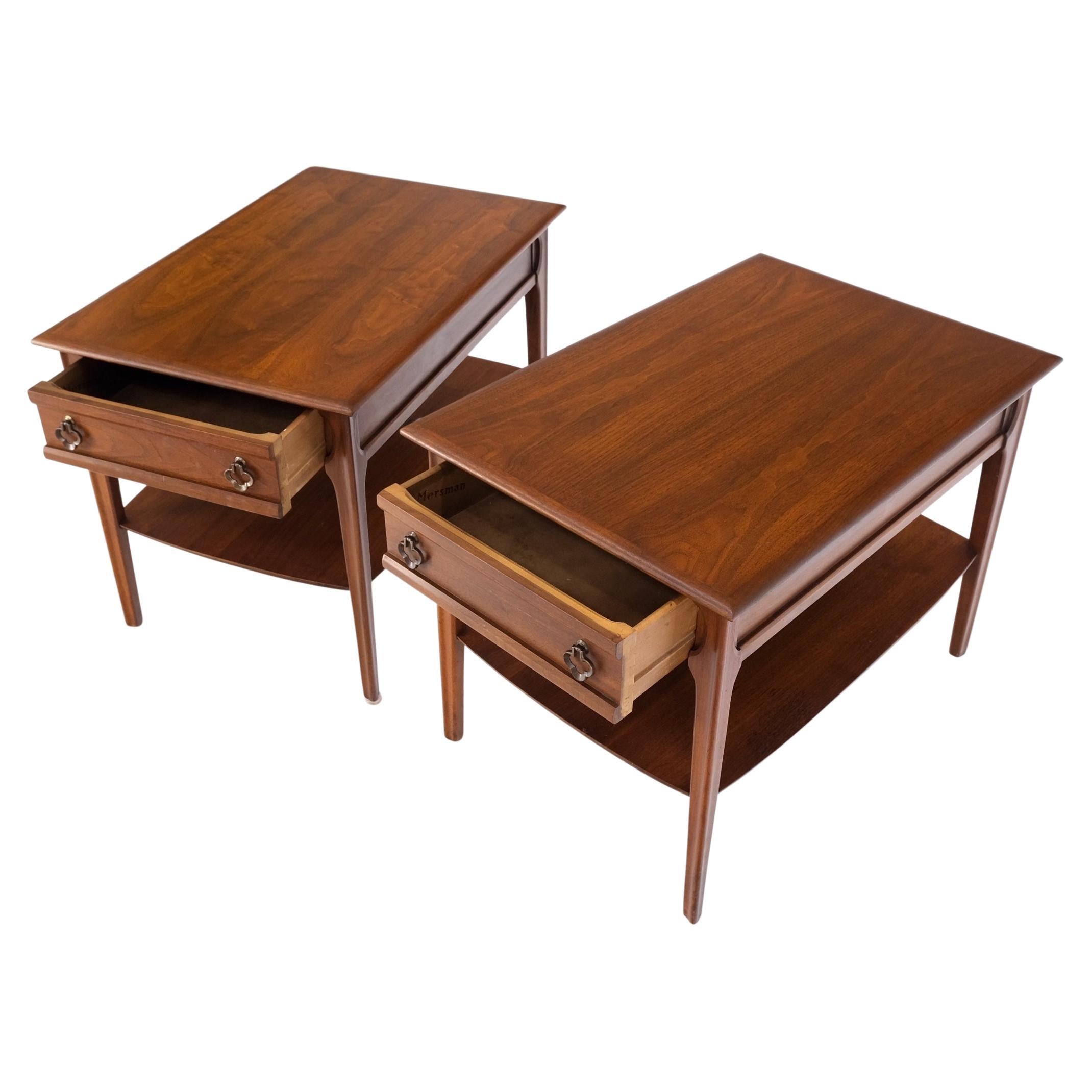 Paire de tables d'extrémité rectangulaires à un tiroir et une étagère inférieure en noyer, état neuf en vente