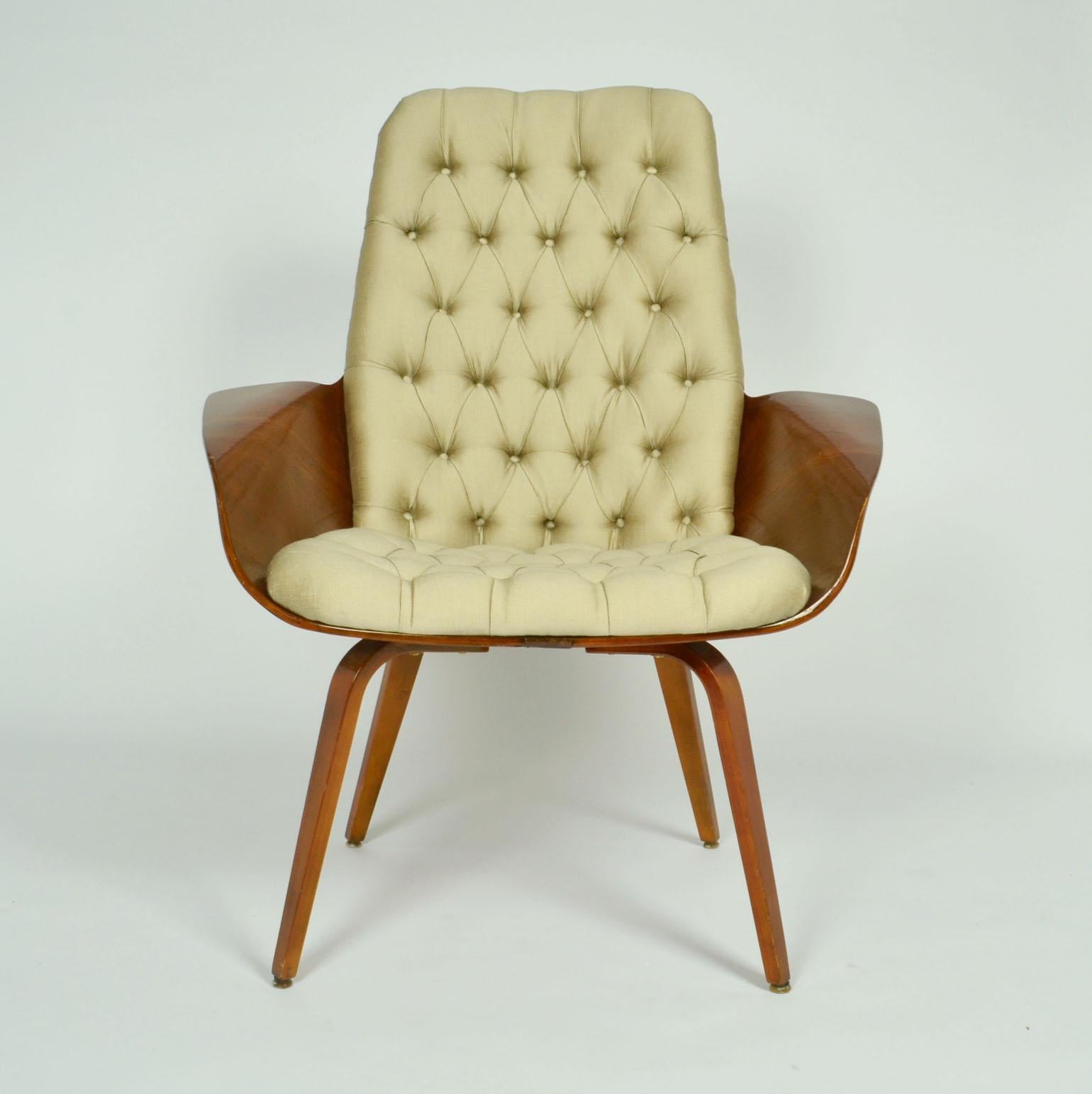 Una coppia di sedie da salotto in compensato di noce americano degli anni '60 del designer americano George Mulhauser. Questa versione più grande si presenta con le gambe in legno, più rare. La versione più piccola e famosa, 