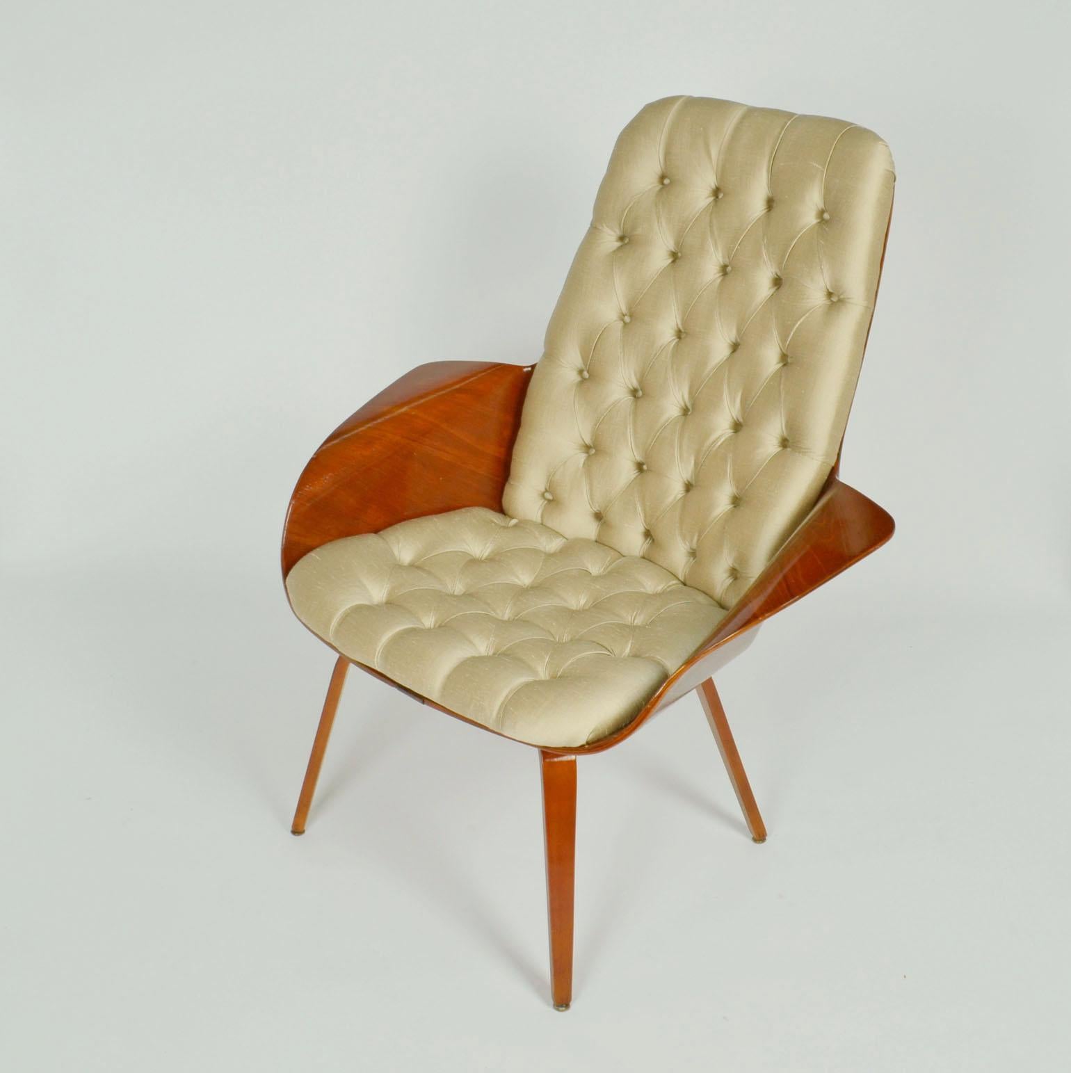 Mid-Century Modern Pair of Walnut Plywood 'Mrs' Lounge Chair by George Mulhauser for Plycraft For Sale