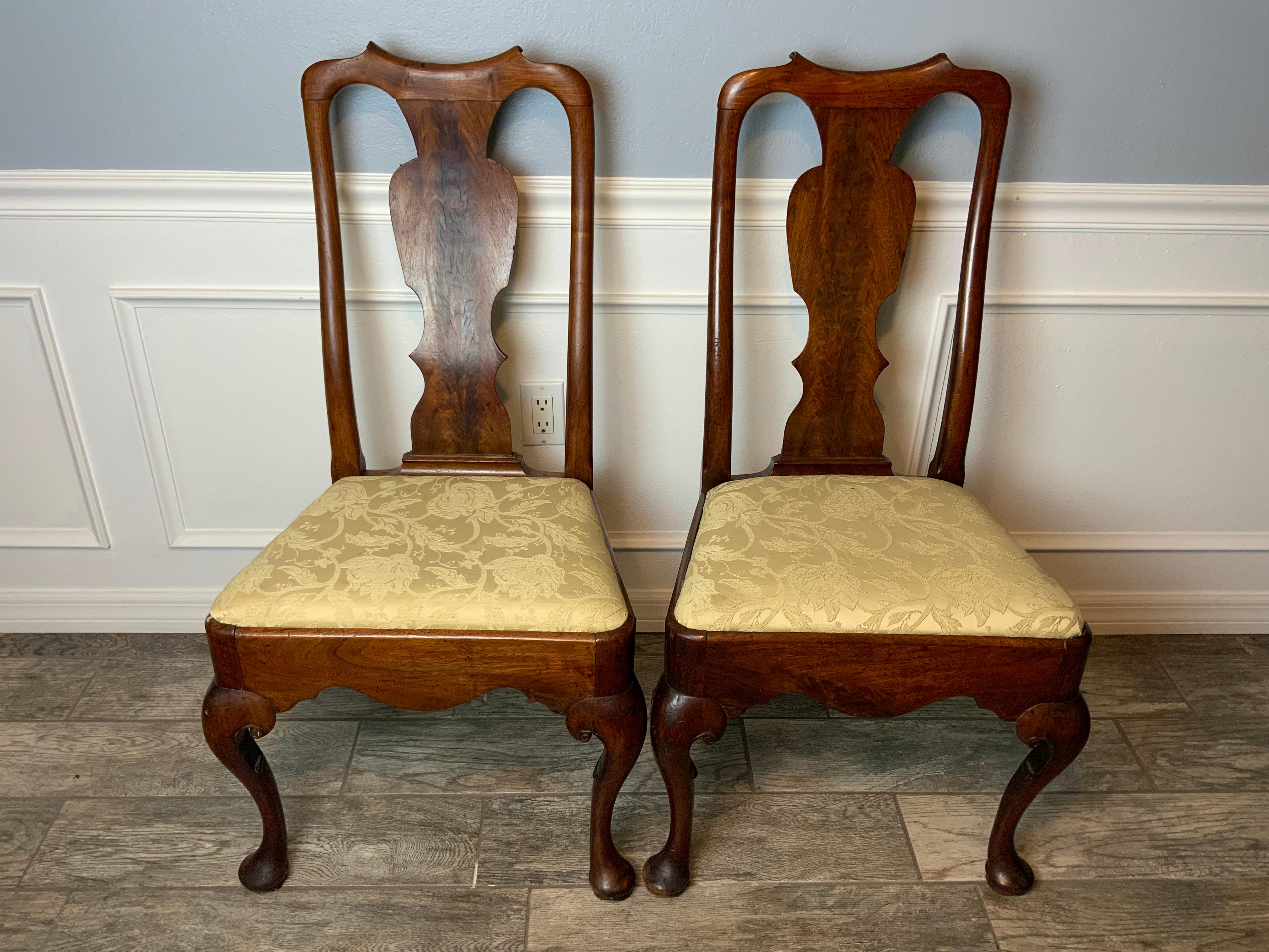 Paar Queen Anne Beistellstühle aus Nussbaum im Angebot 8