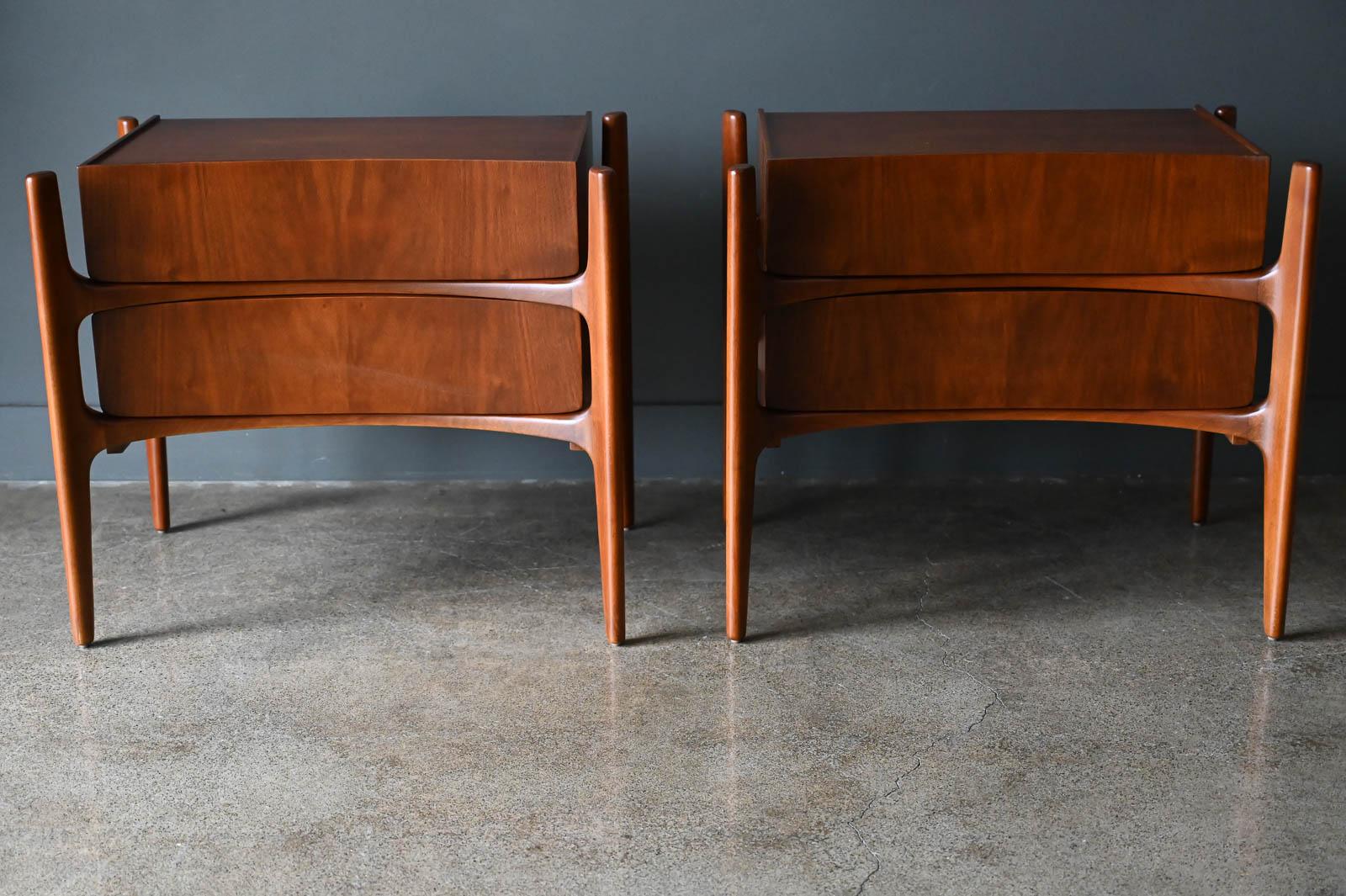 Mid-Century Modern Pair of Walnut Sculpted Nightstands or End Tables by William Hinn, circa 1955