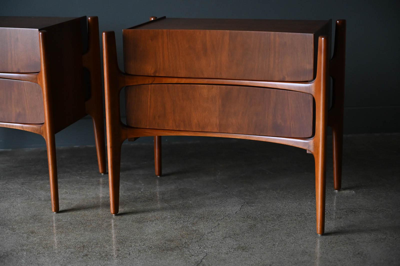 Pair of Walnut Sculpted Nightstands or End Tables by William Hinn, circa 1955 In Excellent Condition In Costa Mesa, CA