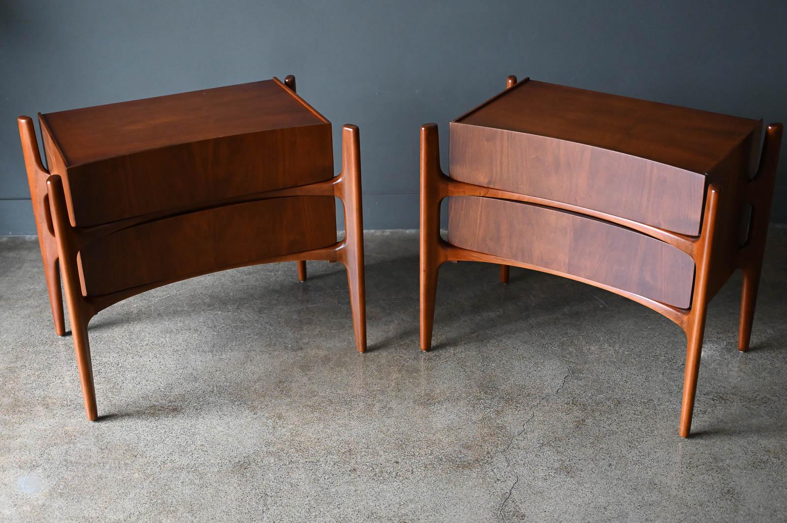 Mid-20th Century Pair of Walnut Sculpted Nightstands or End Tables by William Hinn, circa 1955