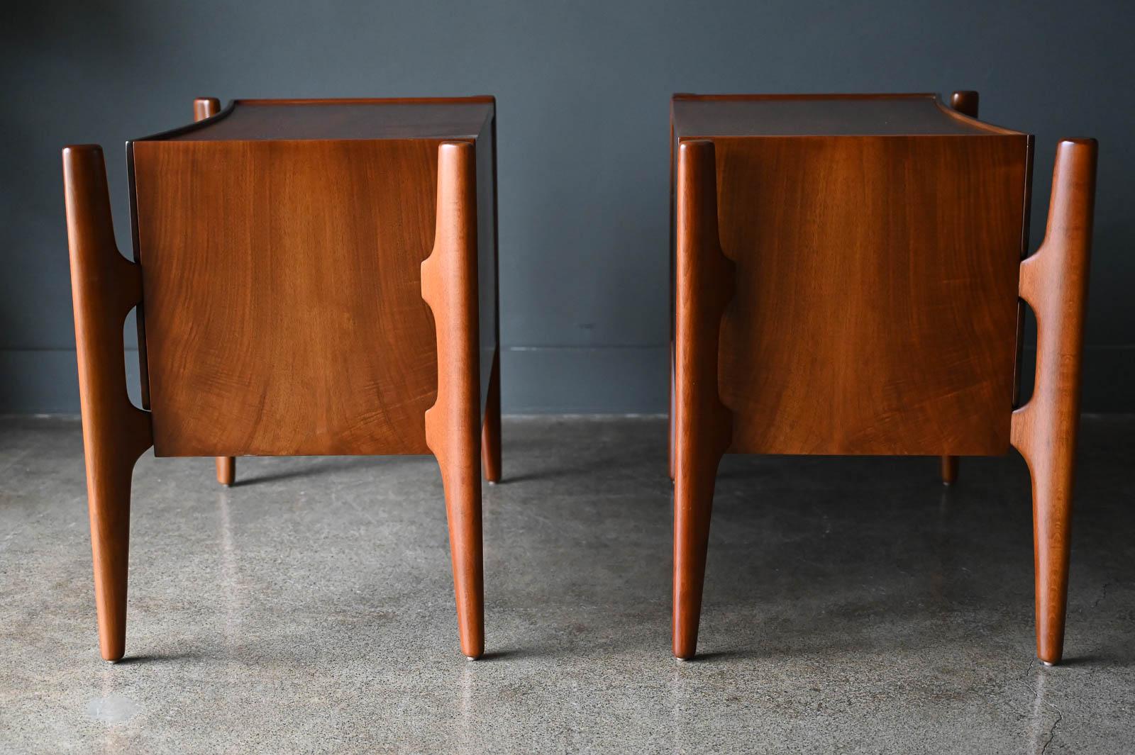 Pair of Walnut Sculpted Nightstands or End Tables by William Hinn, circa 1955 1