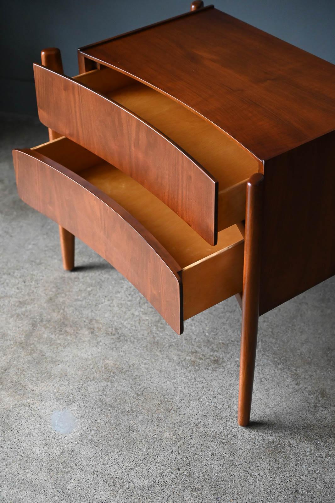 Pair of Walnut Sculpted Nightstands or End Tables by William Hinn, circa 1955 2