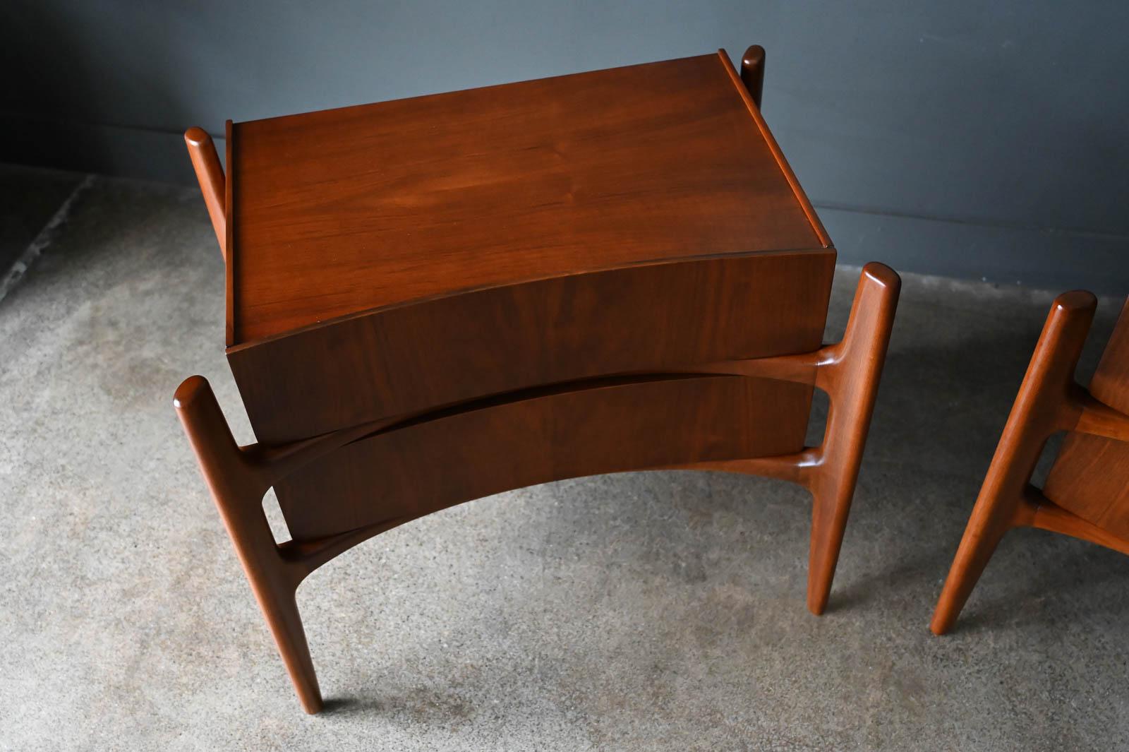 Pair of Walnut Sculpted Nightstands or End Tables by William Hinn, circa 1955 3