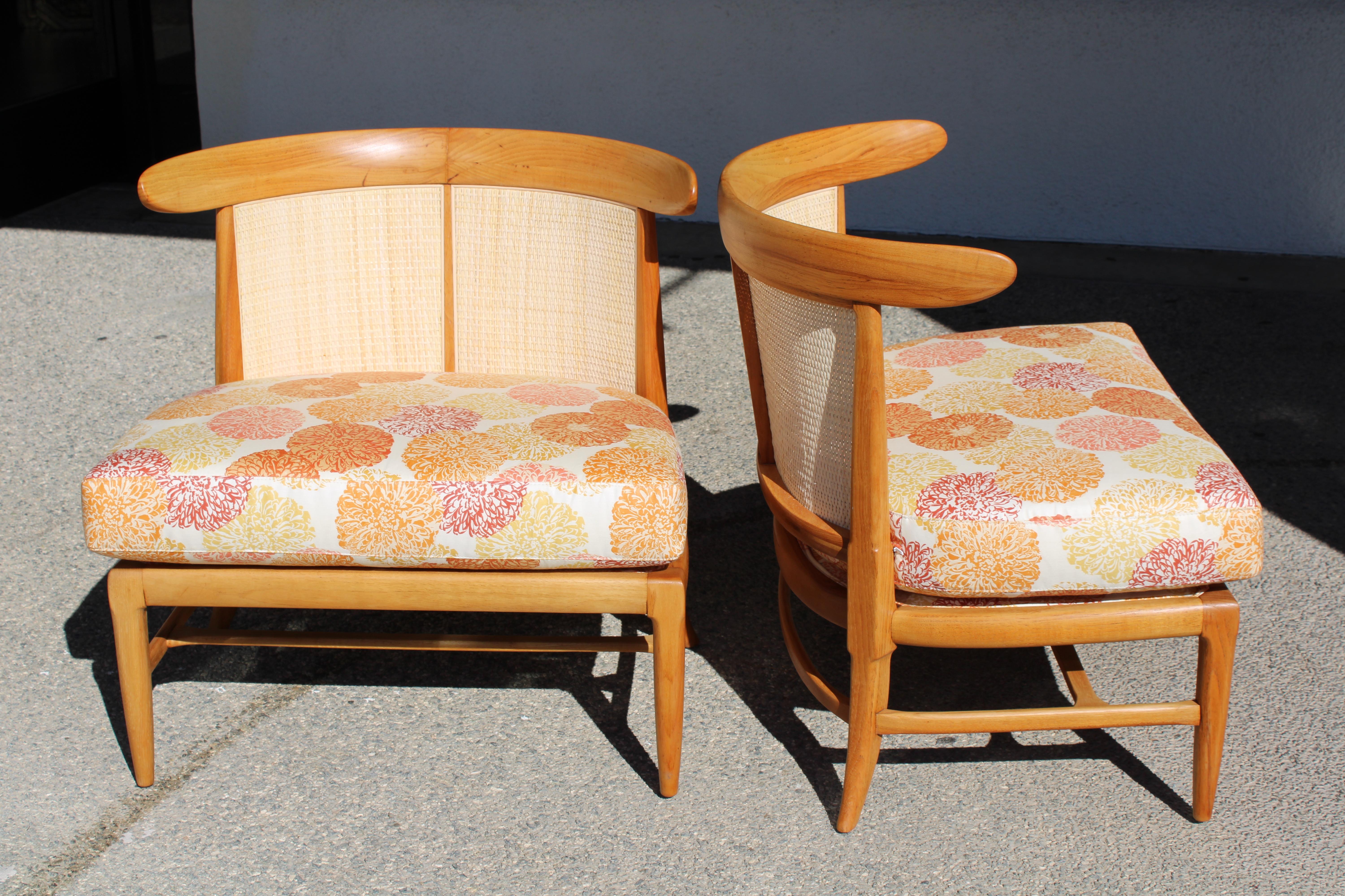 Paire de fauteuils en cannage et noyer de la ligne Sophisticate de John Lubberts et Lambert Mulder pour Tomlinson.  Les chaises ont un dossier en forme de tonneau.  Chaque chaise mesure 27