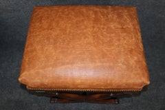 Paire d'épées et de fourreaux en noyer Bancs en noyer de style X avec faux alligator