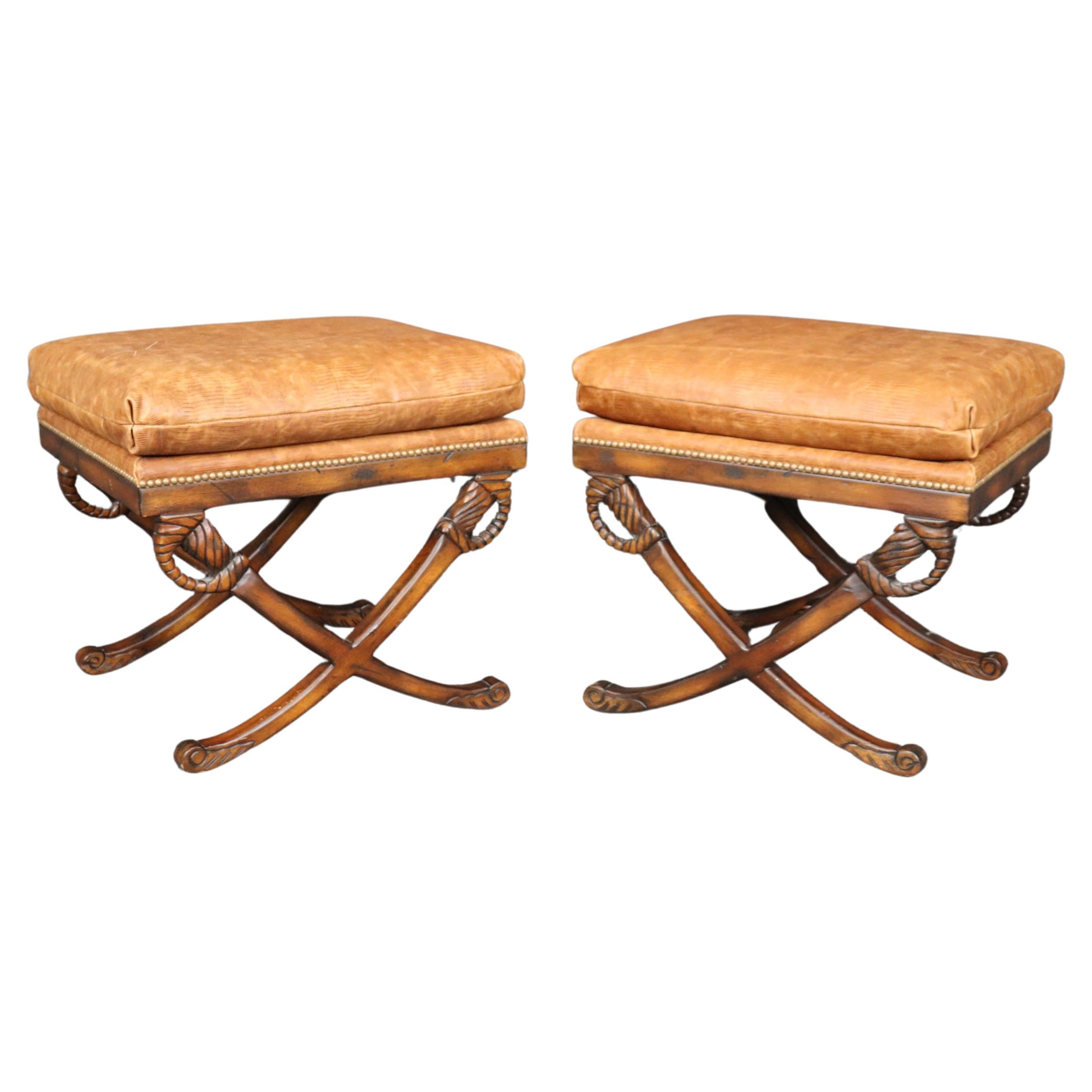 Pareja de bancos de nogal con espada y vaina estilo X con imitación de cocodrilo en venta