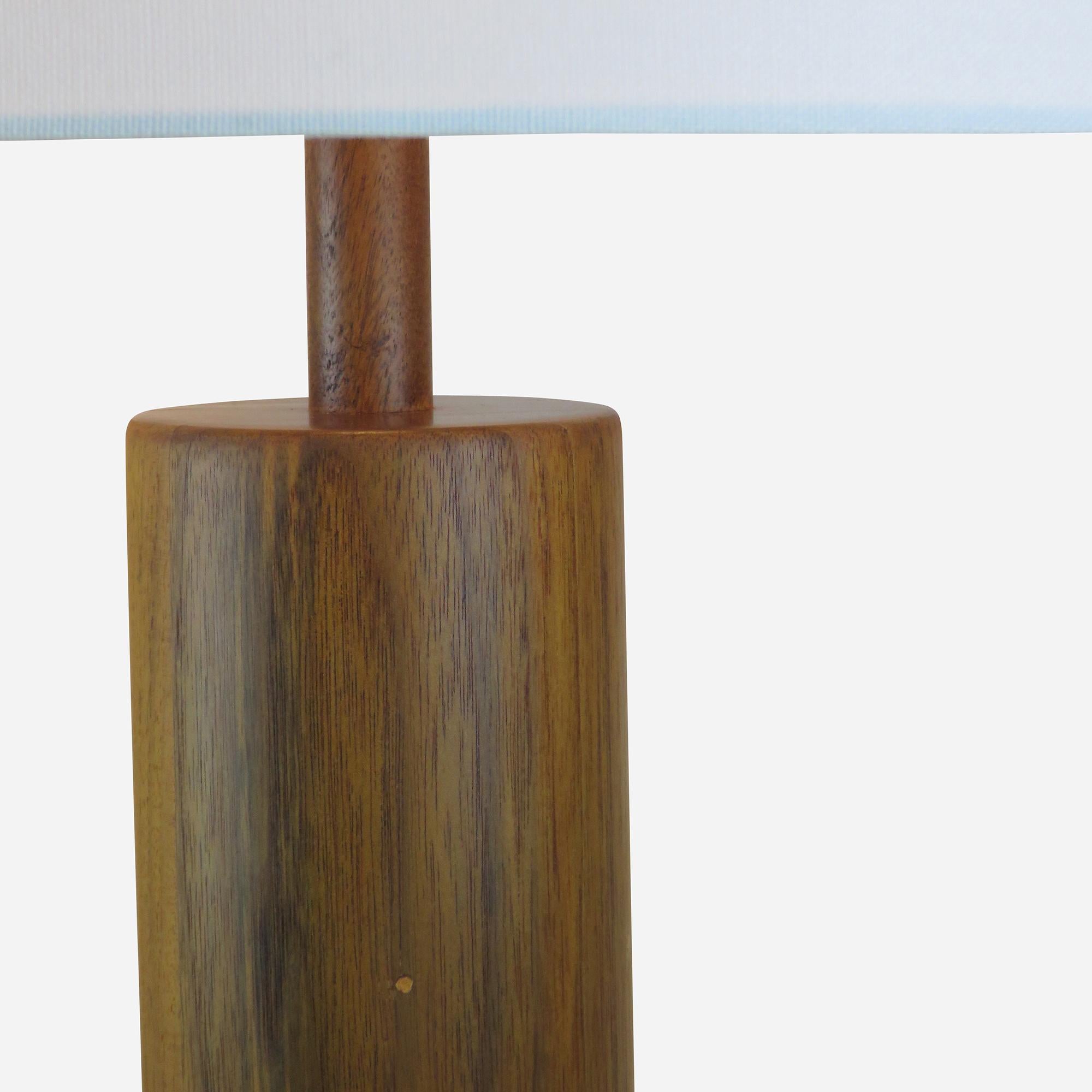 Pareja de lámparas de mesa de nogal de Marshall & Lee para Marshall Studios en venta 4