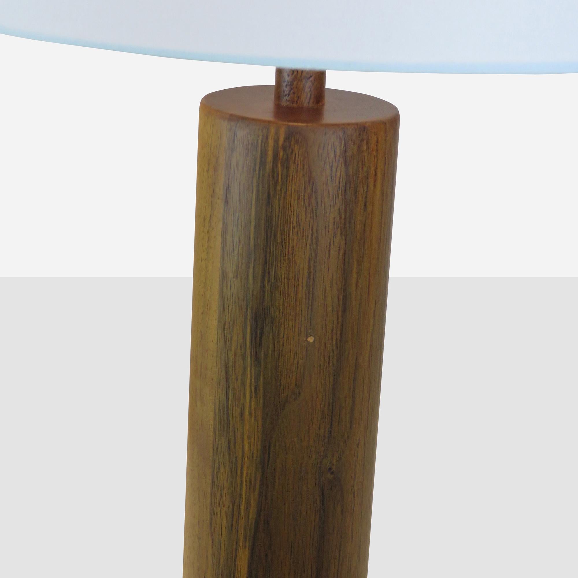 Un par de lámparas de mesa W31-28 de nogal macizo torneado diseñadas por Nicholas T. Marshall & Richard Lee y creadas por  Marshall Studios.

Rewired. Tulipas no incluidas.