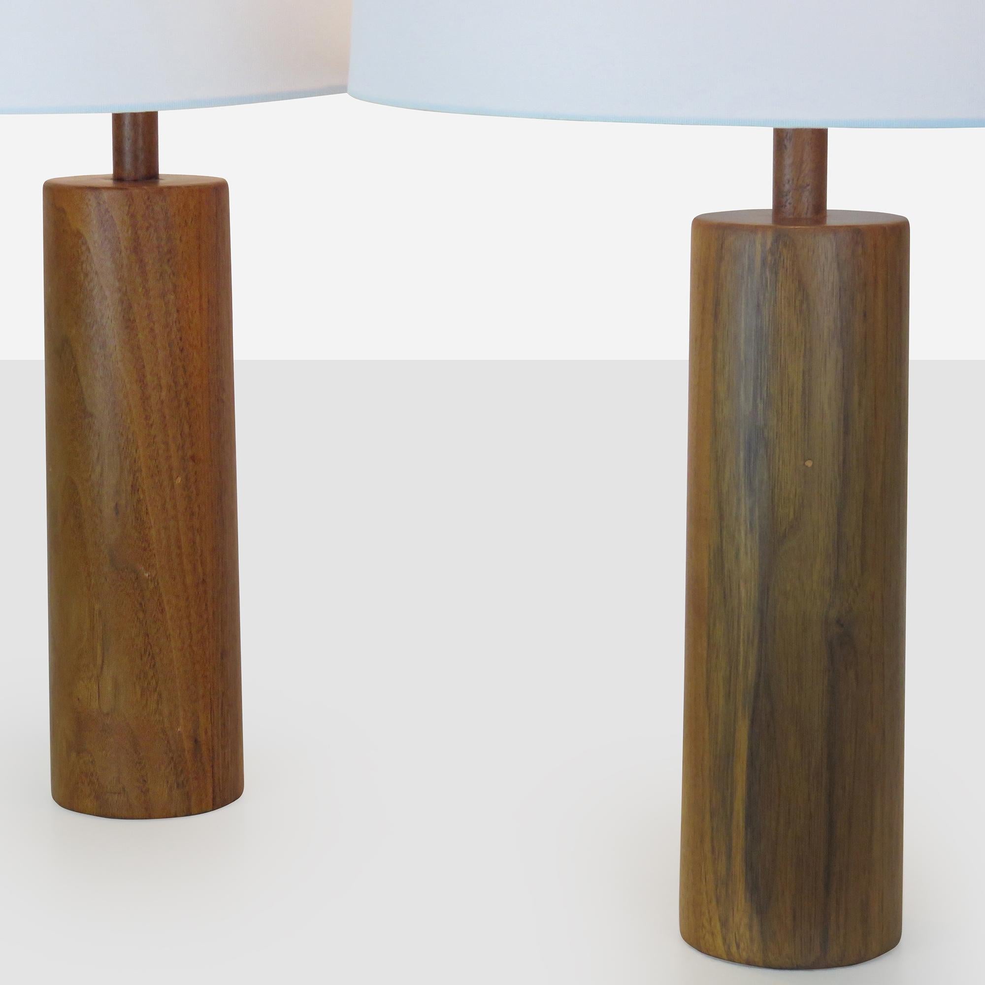 Pareja de lámparas de mesa de nogal de Marshall & Lee para Marshall Studios Moderno en venta