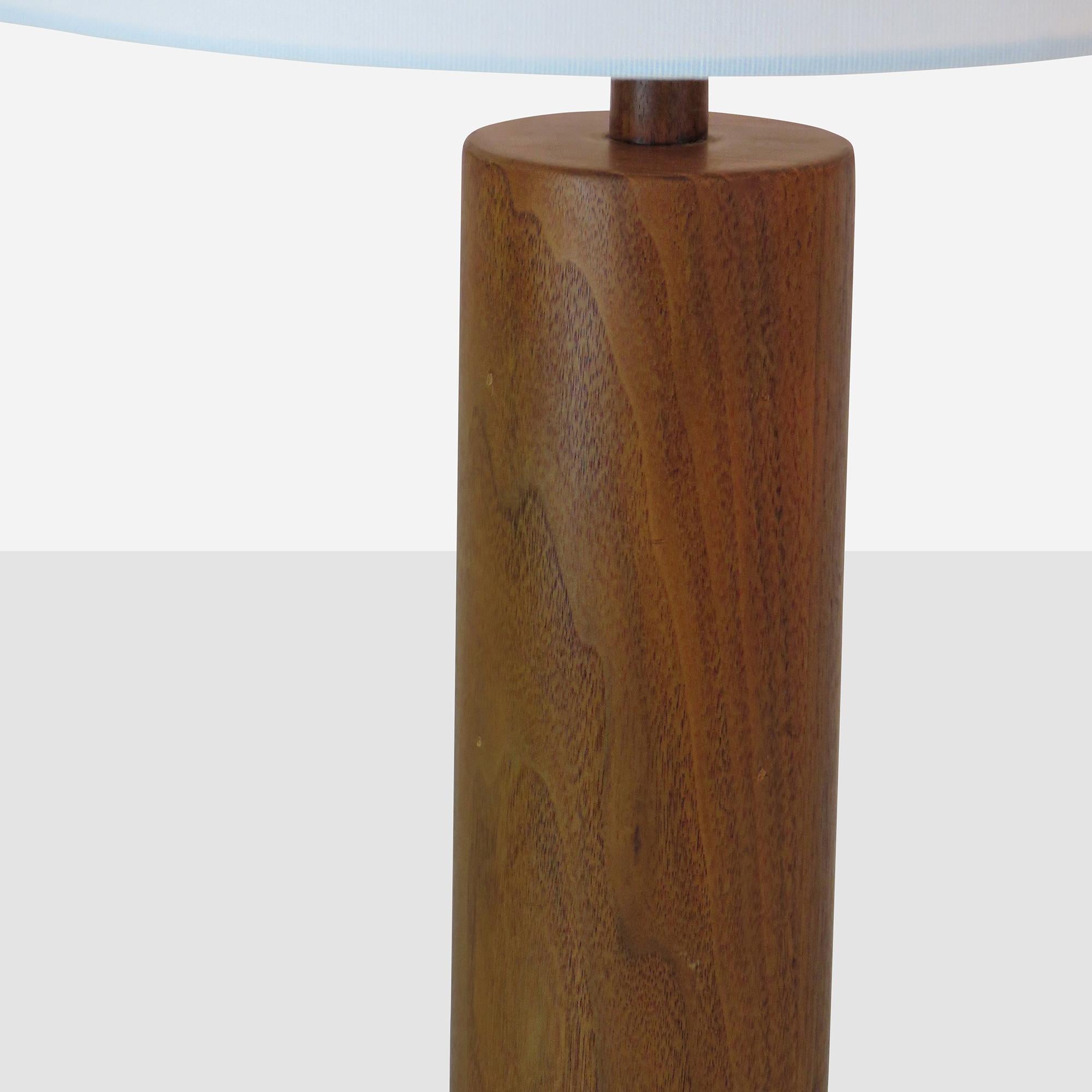 Pareja de lámparas de mesa de nogal de Marshall & Lee para Marshall Studios Estadounidense en venta