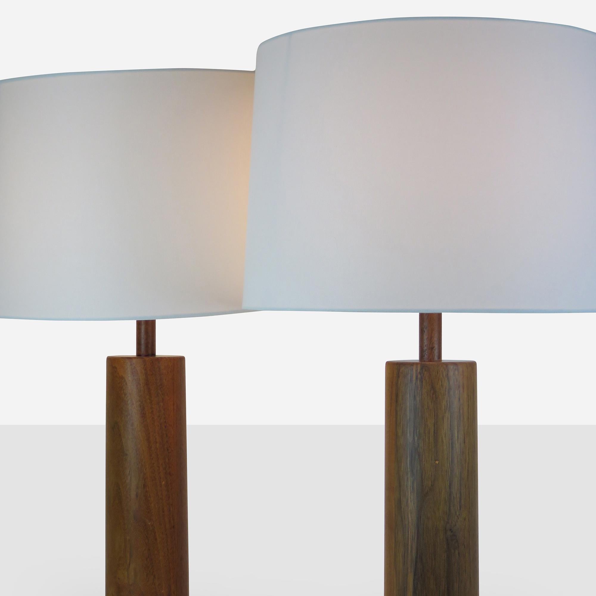 Pareja de lámparas de mesa de nogal de Marshall & Lee para Marshall Studios en Bueno estado para la venta en San Francisco, CA