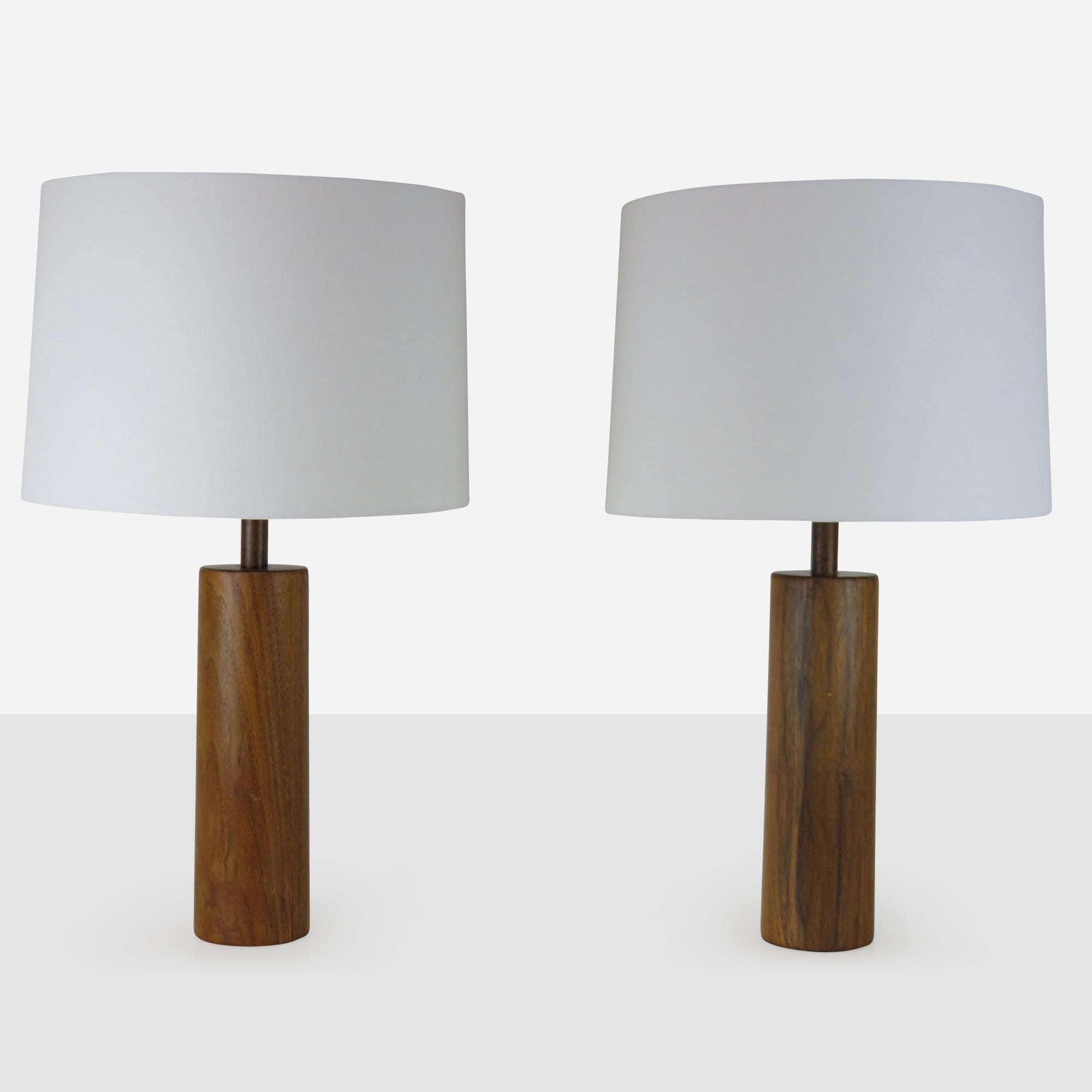 Pareja de lámparas de mesa de nogal de Marshall & Lee para Marshall Studios mediados del siglo XX en venta