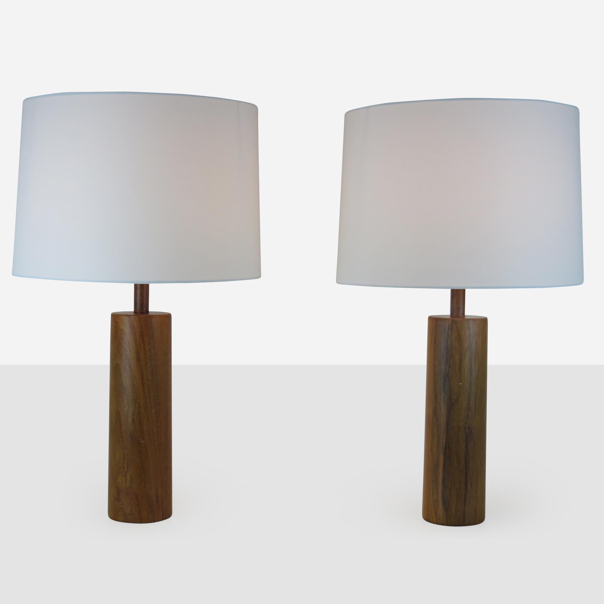 Pareja de lámparas de mesa de nogal de Marshall & Lee para Marshall Studios Nogal en venta