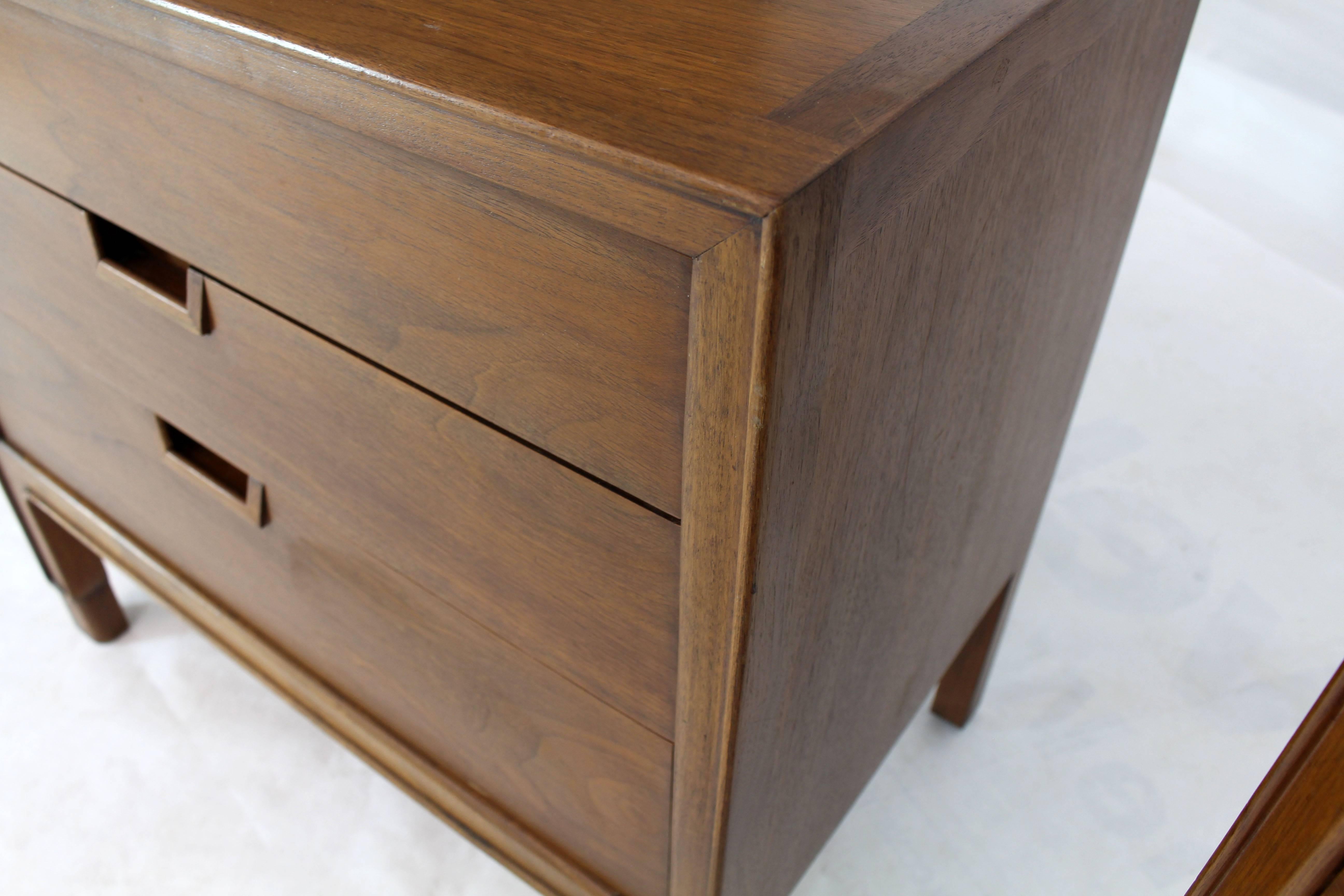 Lacquered Pair of Walnut Three-Drawer Nightstands End Tables