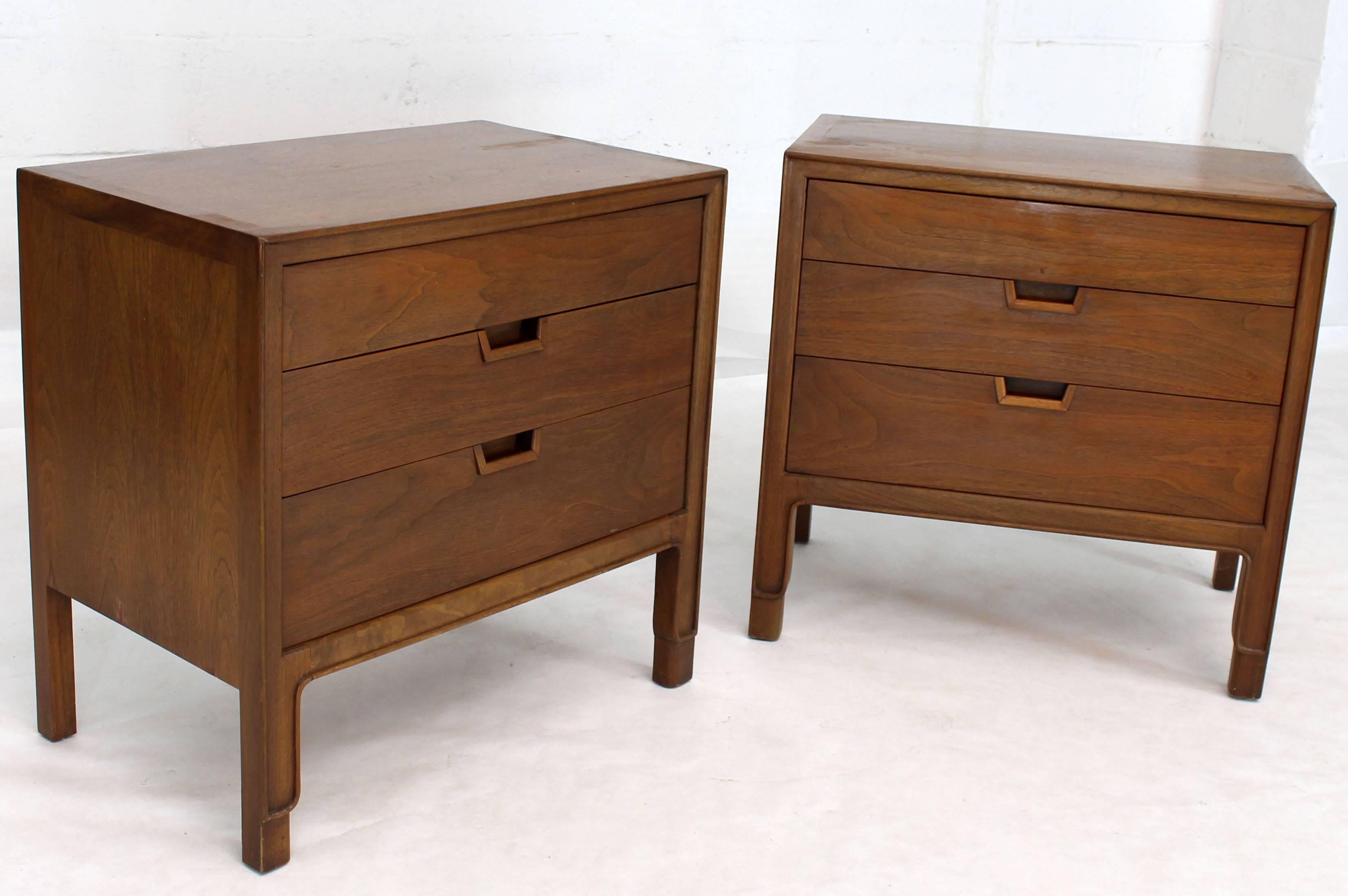 20th Century Pair of Walnut Three-Drawer Nightstands End Tables