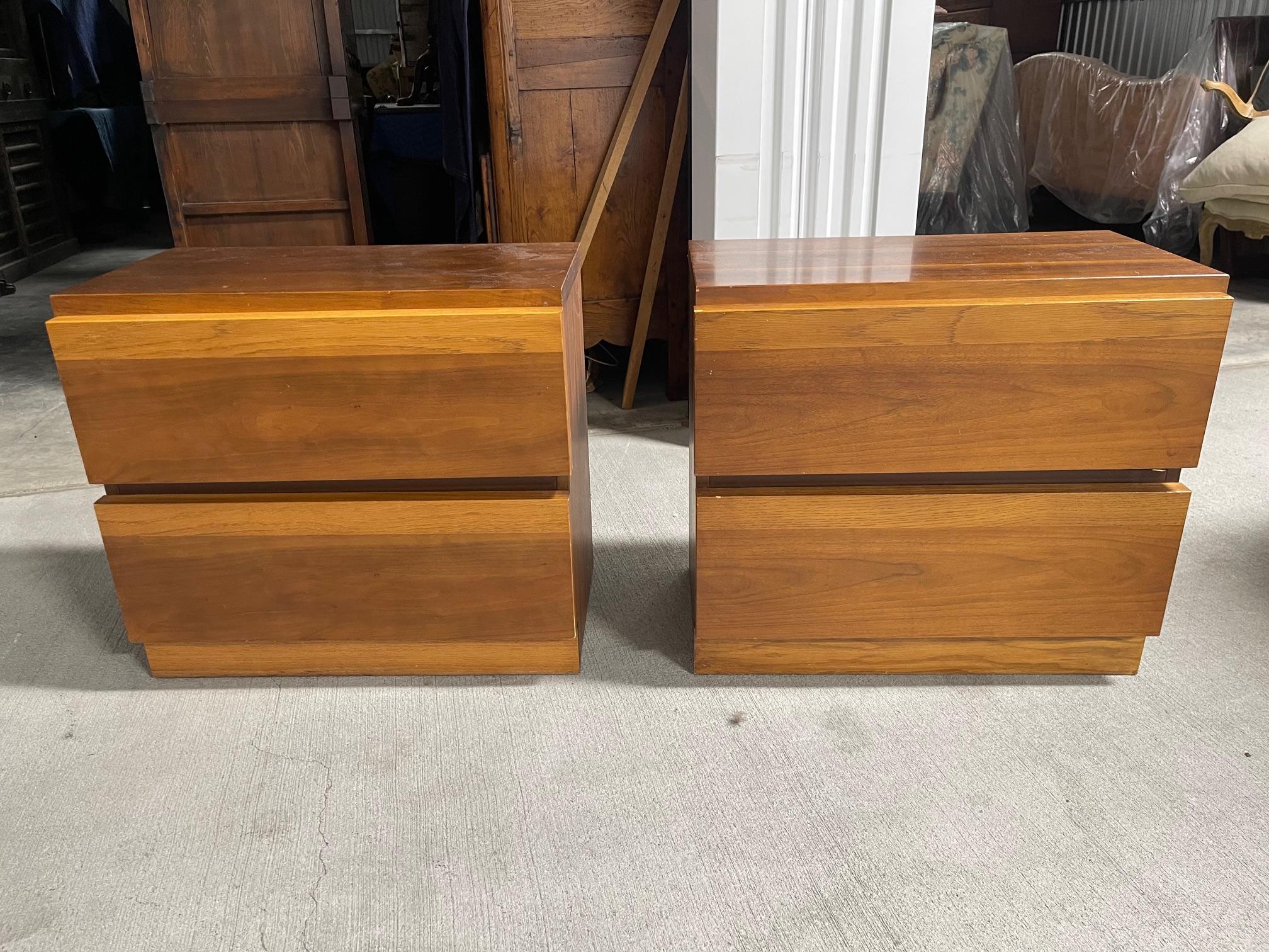 American Pair of Walnut Two-Drawer Night Stands in the Style of Bassett, 20th Century For Sale