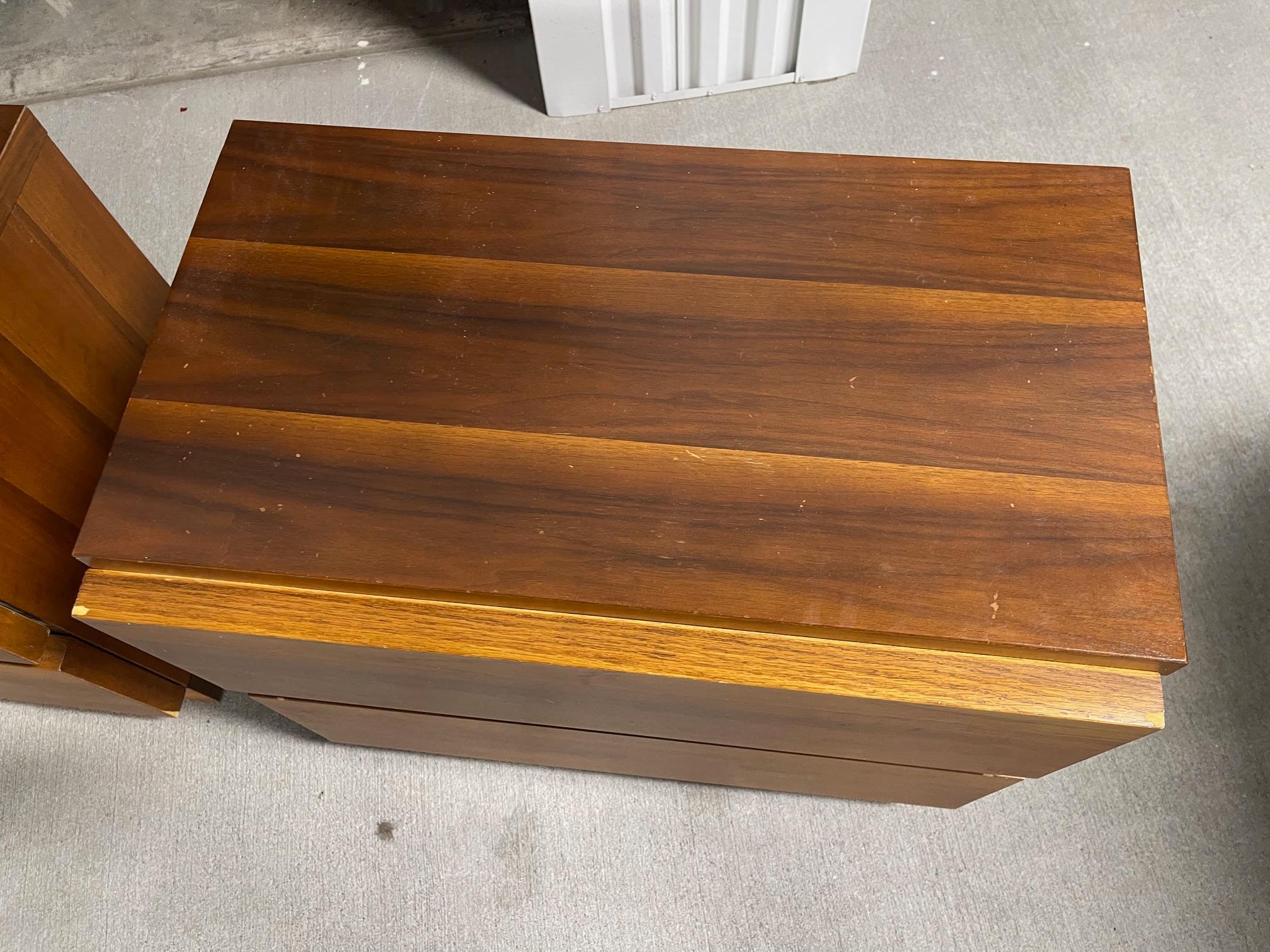Pair of Walnut Two-Drawer Night Stands in the Style of Bassett, 20th Century In Good Condition For Sale In Savannah, GA