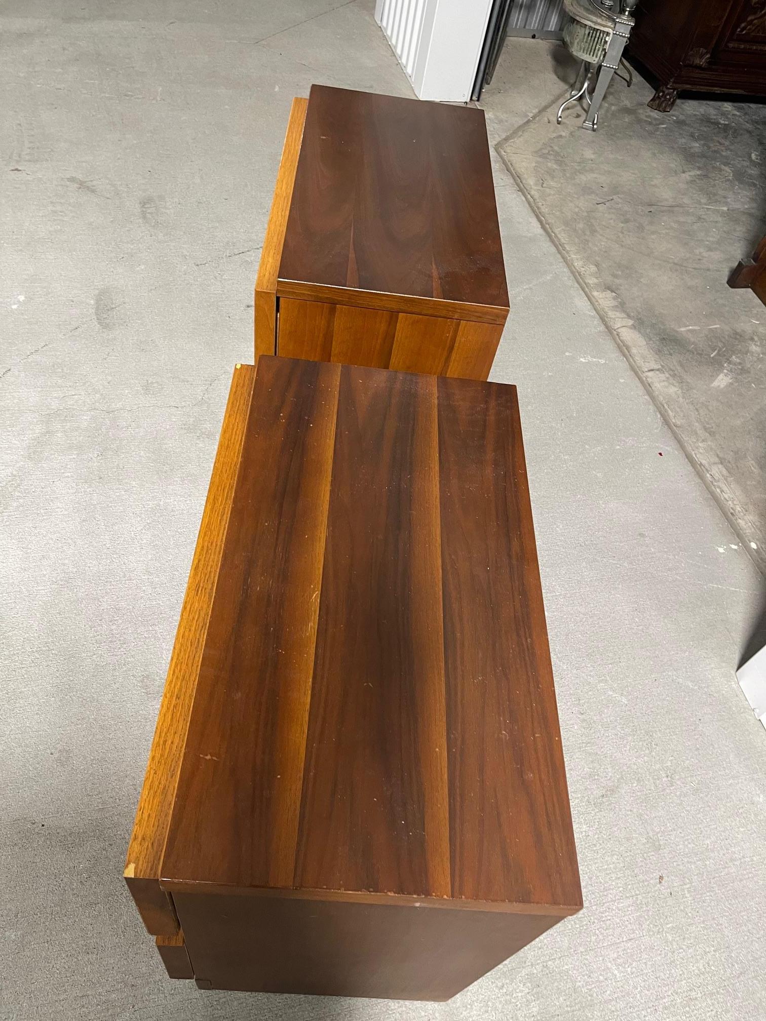 Pair of Walnut Two-Drawer Night Stands in the Style of Bassett, 20th Century For Sale 1