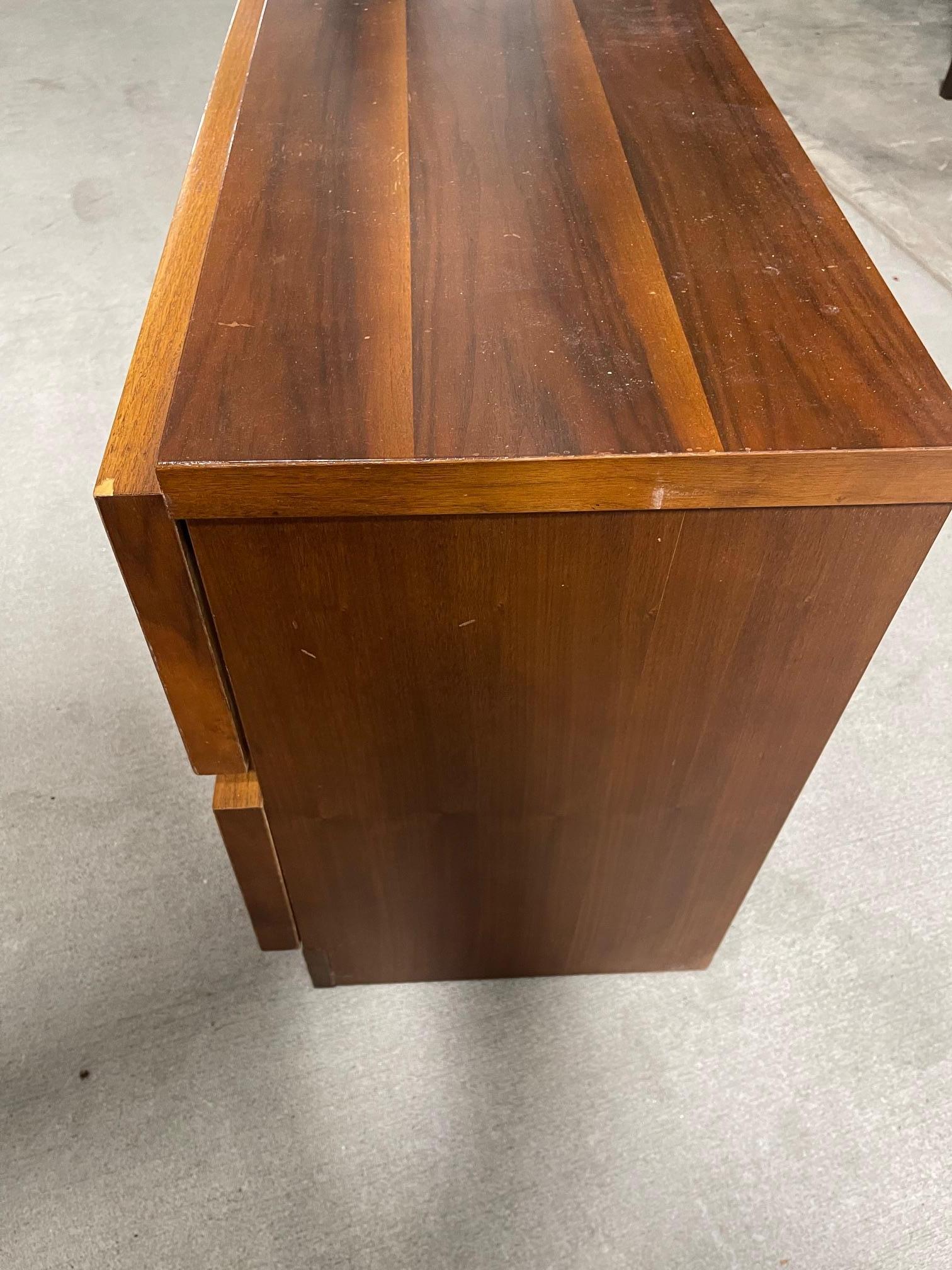 Pair of Walnut Two-Drawer Night Stands in the Style of Bassett, 20th Century For Sale 2
