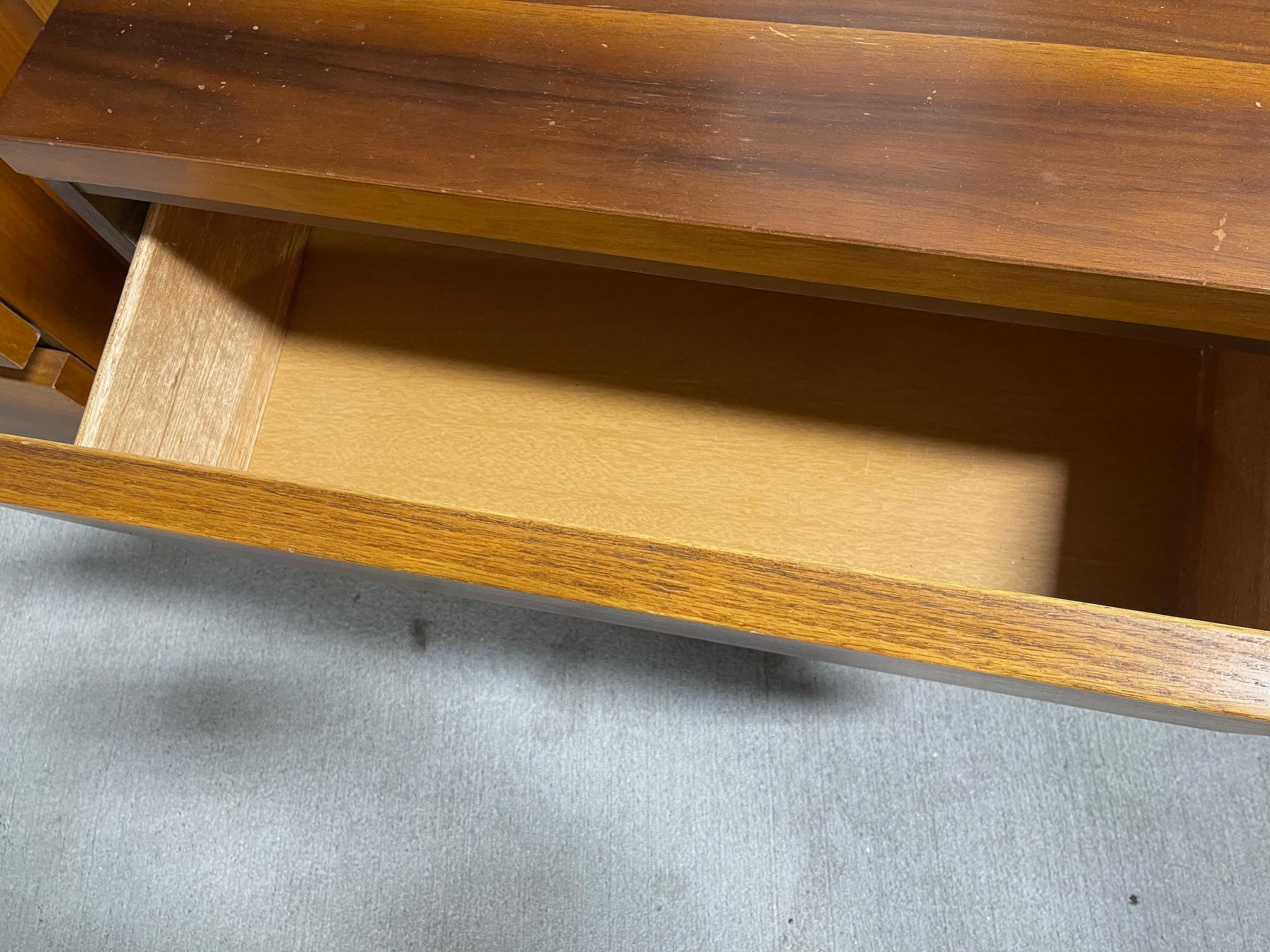 Pair of Walnut Two-Drawer Night Stands in the Style of Bassett, 20th Century For Sale 3