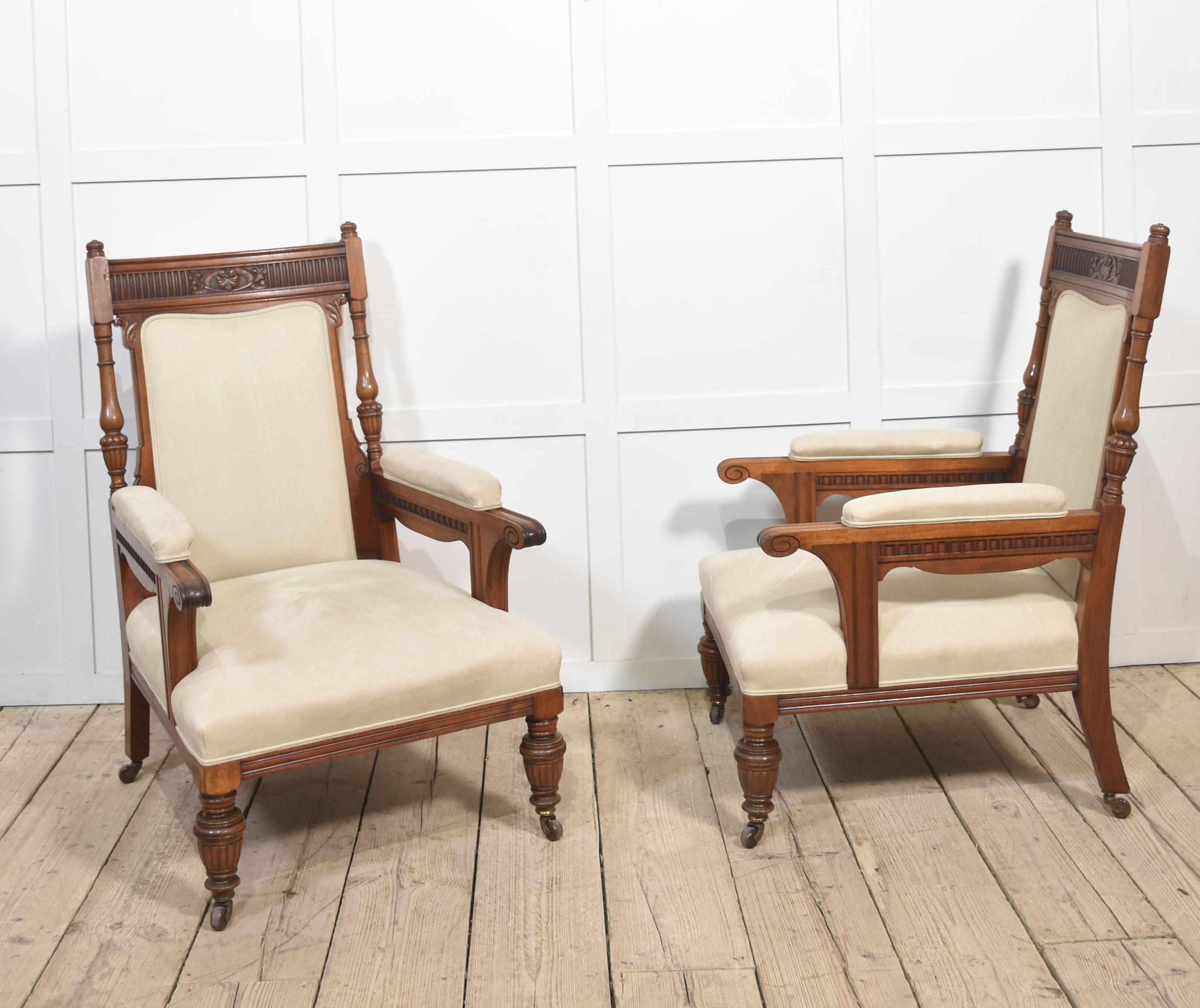 Paire de fauteuils de bibliothèque rembourrés en noyer Bon état - En vente à Cheshire, GB