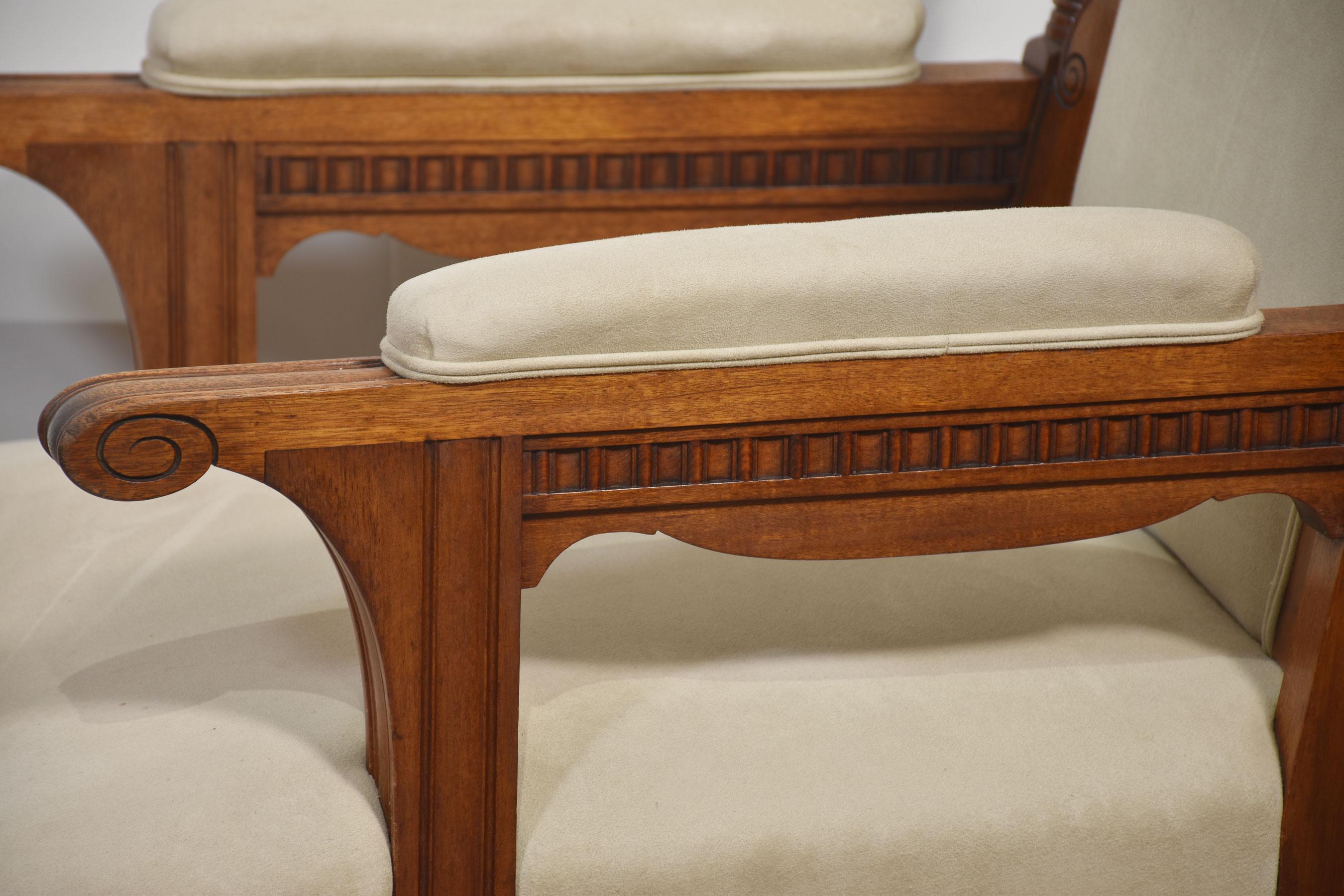 XIXe siècle Paire de fauteuils de bibliothèque rembourrés en noyer en vente