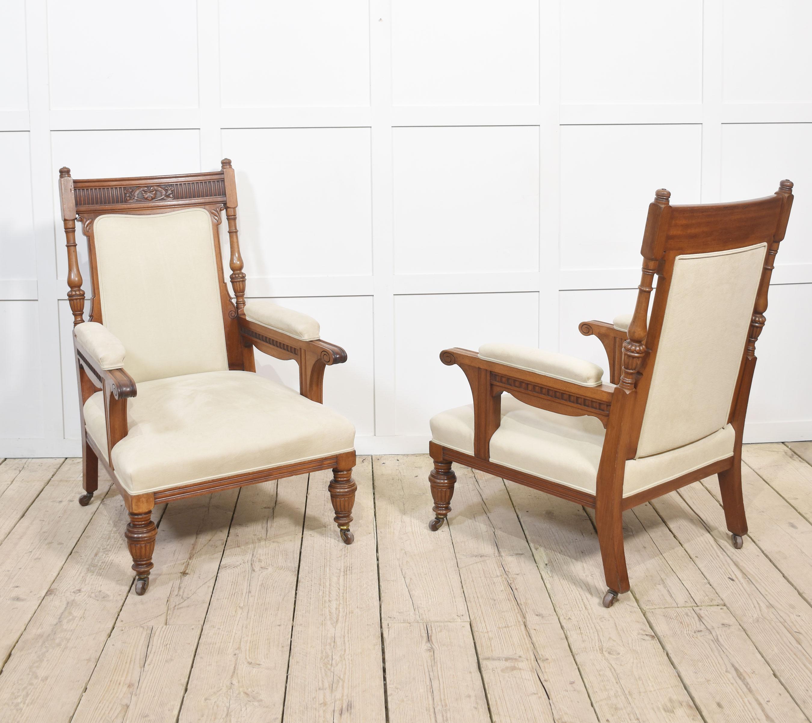 Noyer Paire de fauteuils de bibliothèque rembourrés en noyer en vente