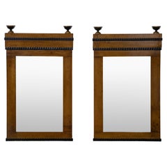 Pareja de espejos de pared de nogal con componentes Biedermeier del siglo XIX
