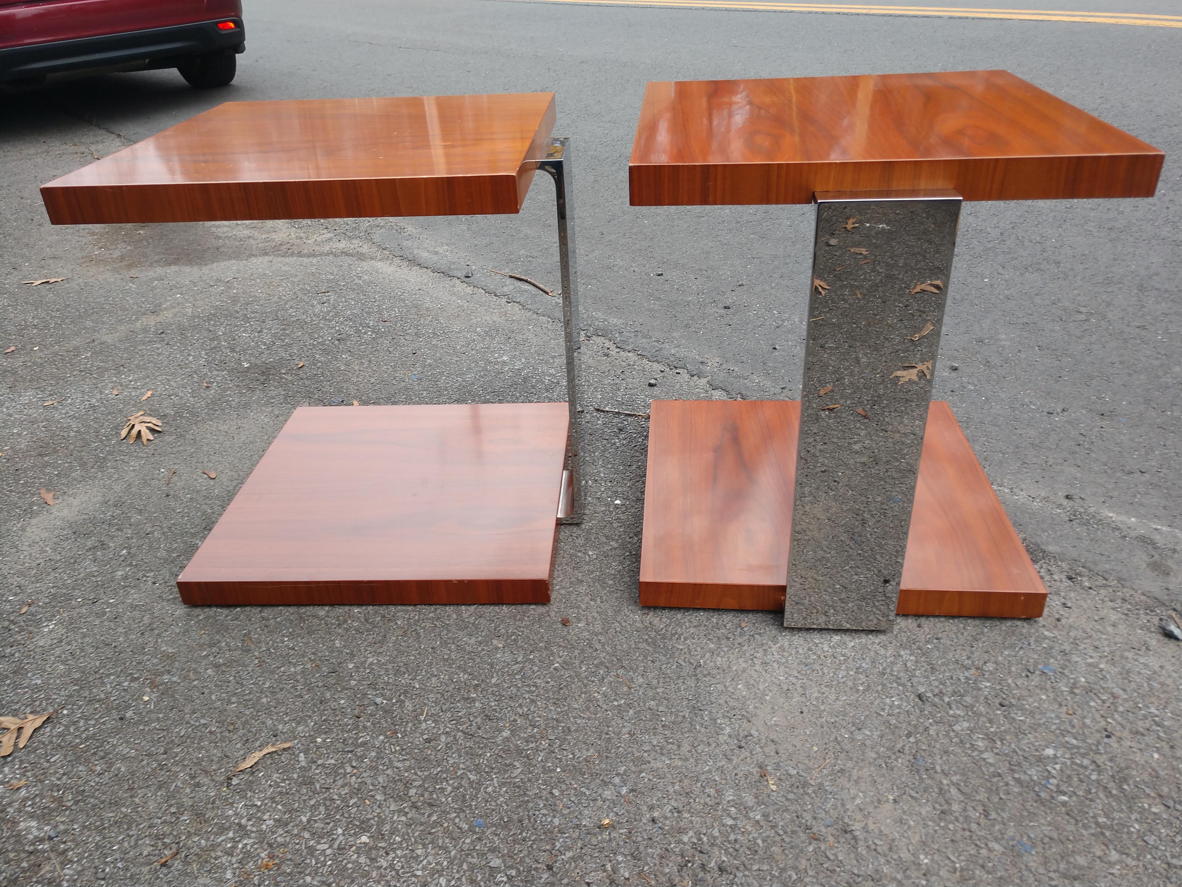 Paire de tables de nuit en noyer avec extrémité en porte-à-faux chromée, tables de nuit Bon état - En vente à Port Jervis, NY