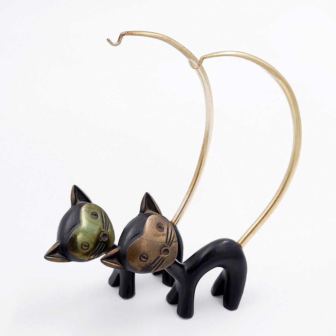 Misure: 12cm x3,5cm H. 15,5cm 
MATERIALI : Ottone annerito
Walter Bosse (attr.) Figurine di gatti per Hertha Baller Austria - Anni '50
Usura coerente con l'età e l'uso:  in ottime condizioni, bella patina.
 

