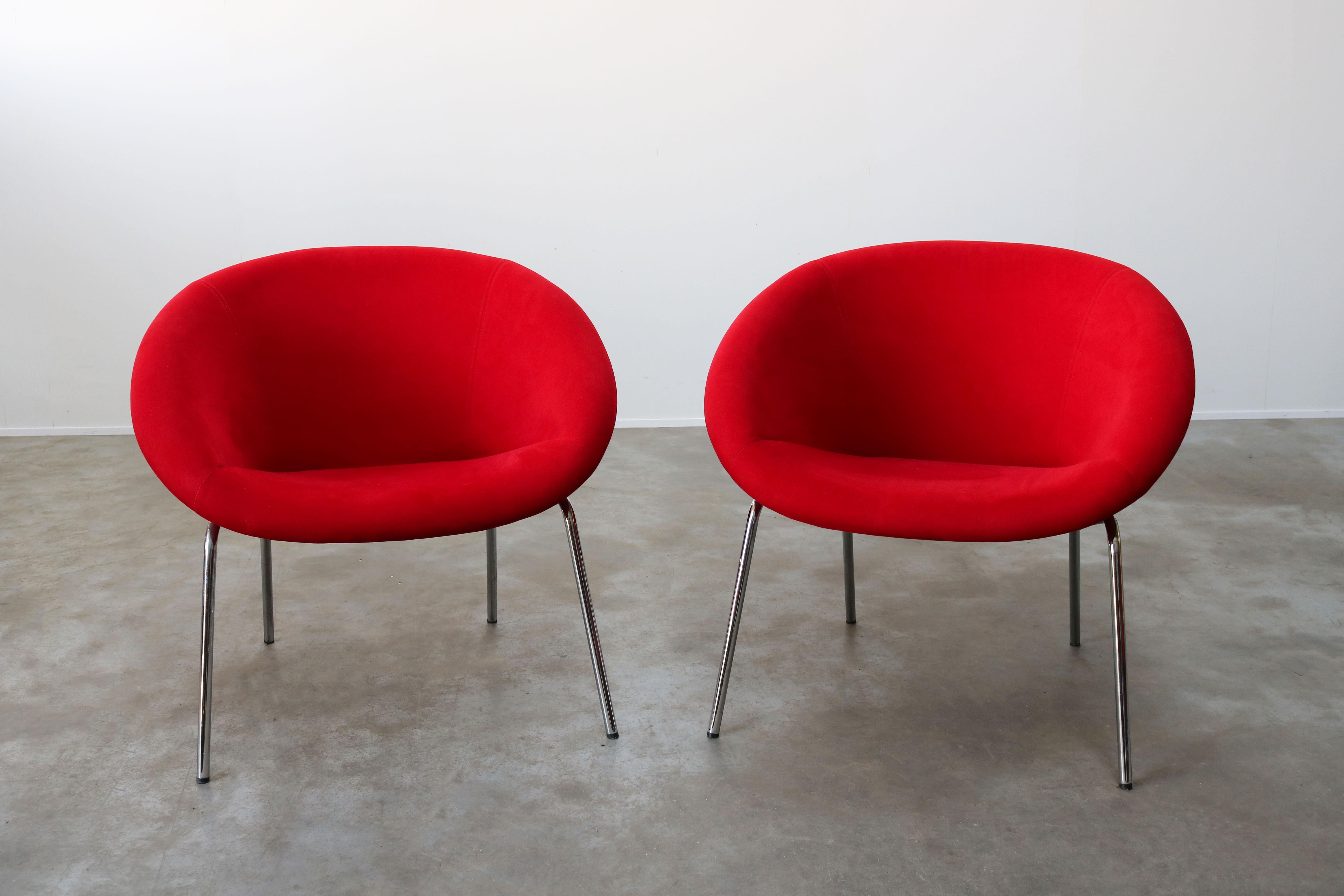 Wonderful pair of Model 369 lounge chairs in Red by Walter Knoll. The chairs are made of a plastic shell, coated with foam and fabric on a chrome frame. Very comfortable model in a fifties pop art design style. Chairs are in near perfect vintage