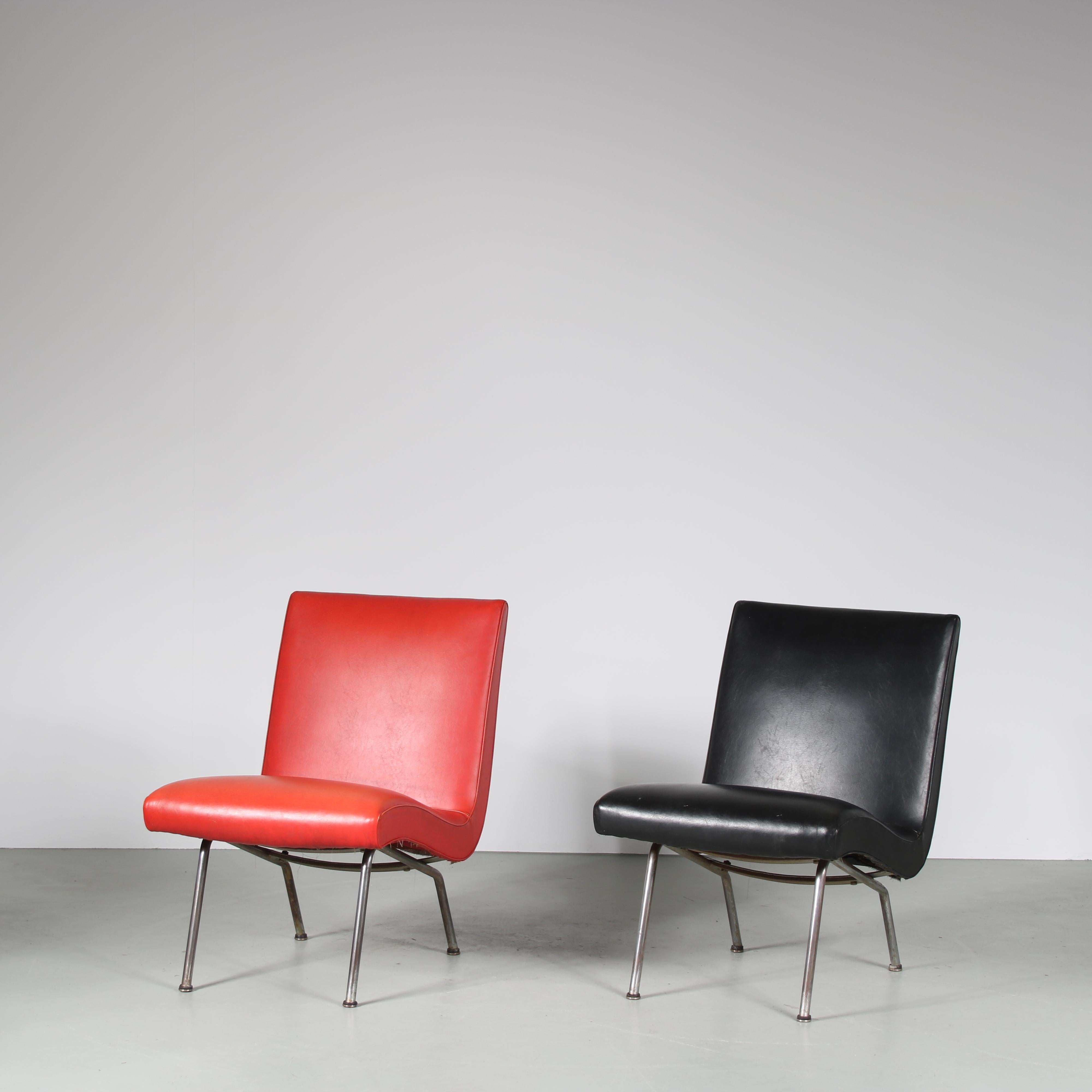 A rare pair of “Vostra” chairs designed by Walter Knoll, manufactured by Knoll in Germany around 1947.

A highly recognizable chair after Jens Risom’s original design, redefined by the Walter Knoll Team. Designed to create a casual, modern style