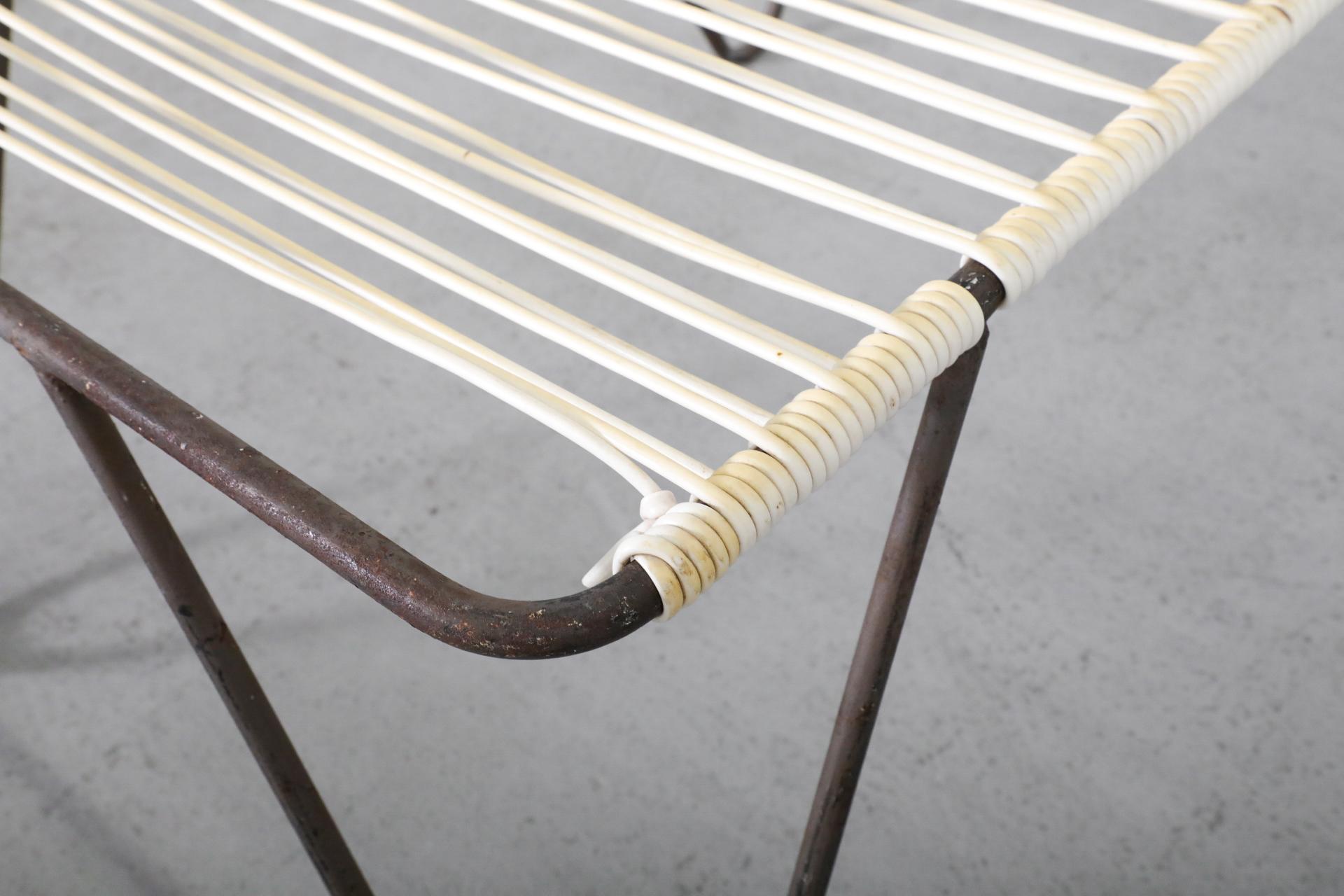 Ein Paar von Walter Lamb inspirierte Chaiselounge-Stühle für den Außenbereich am Pool im Angebot 11