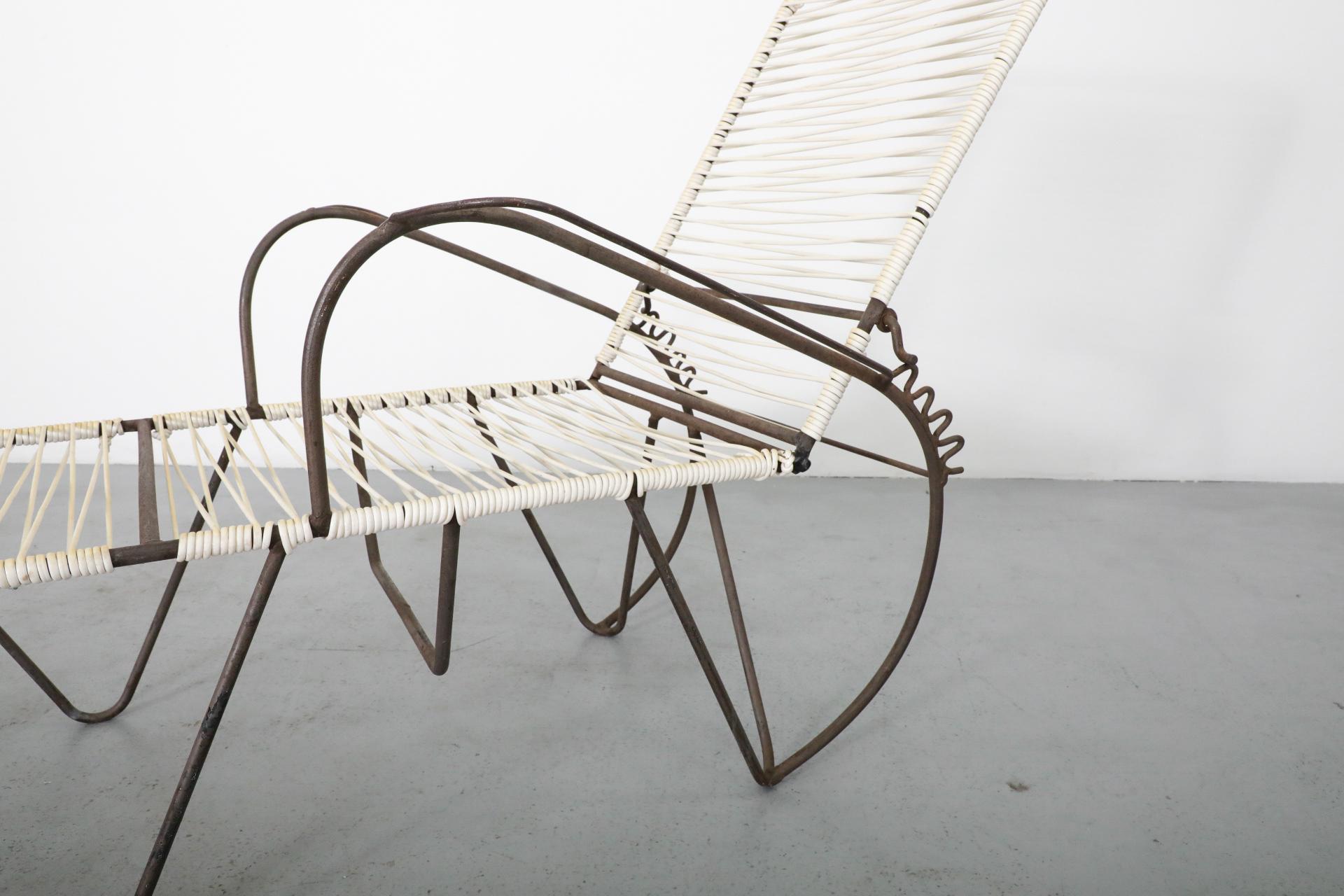 Ein Paar von Walter Lamb inspirierte Chaiselounge-Stühle für den Außenbereich am Pool im Angebot 12