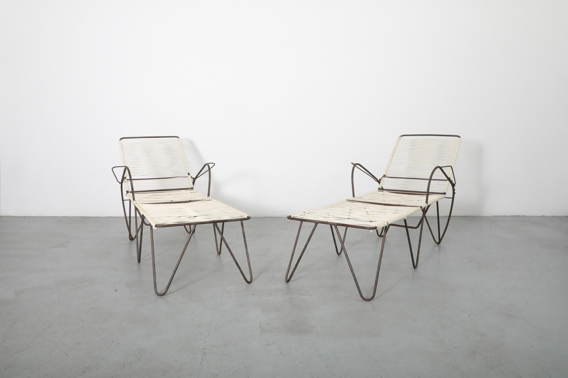 Ein Paar von Walter Lamb inspirierte Chaiselounge-Stühle für den Außenbereich am Pool mit Metallrahmen und weißer elastischer Schnur. In sehr ursprünglichem Zustand mit starker Patina, Ausbleichen und Verfärbung der Corde. Der Rahmen weist starke