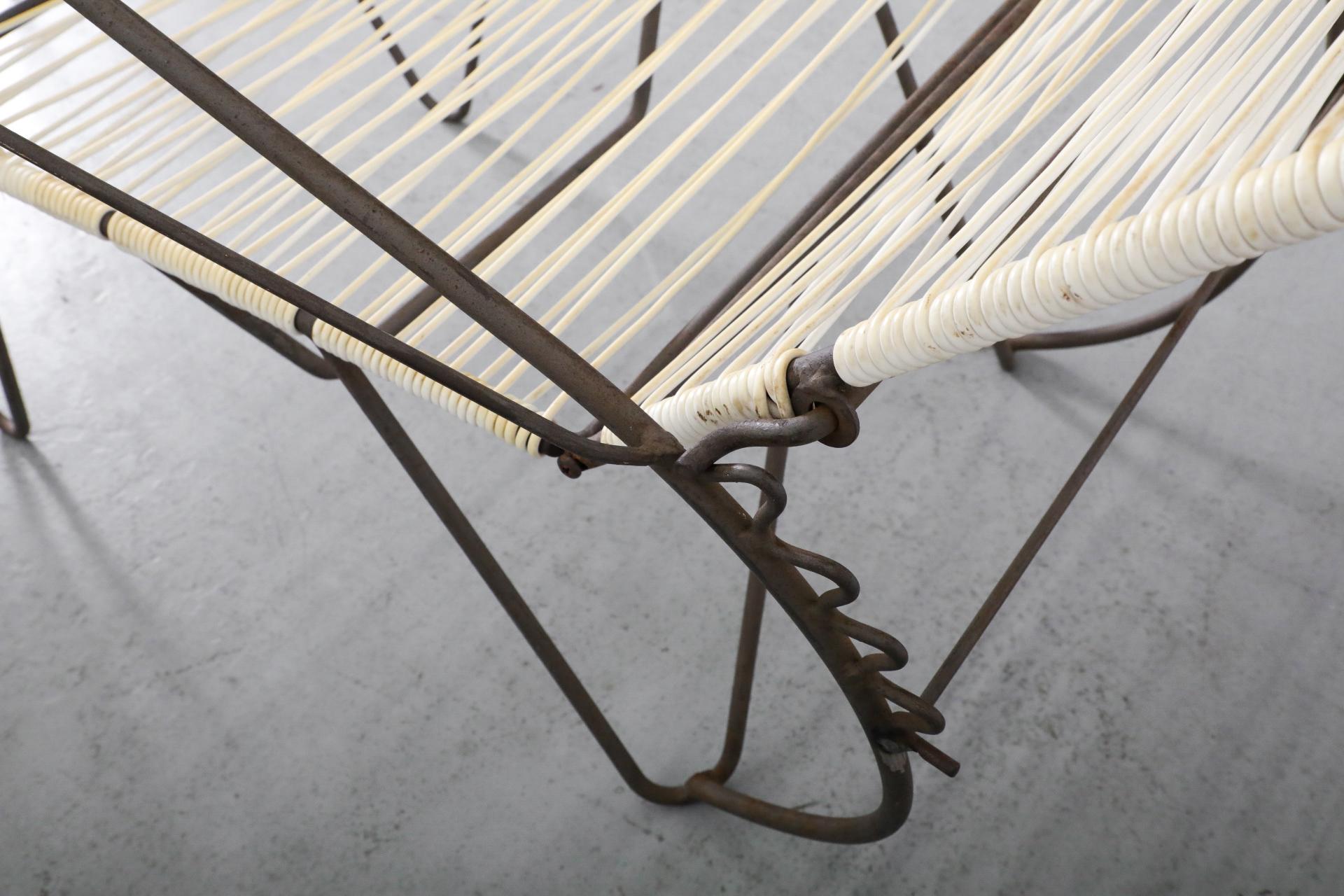 Ein Paar von Walter Lamb inspirierte Chaiselounge-Stühle für den Außenbereich am Pool im Angebot 13
